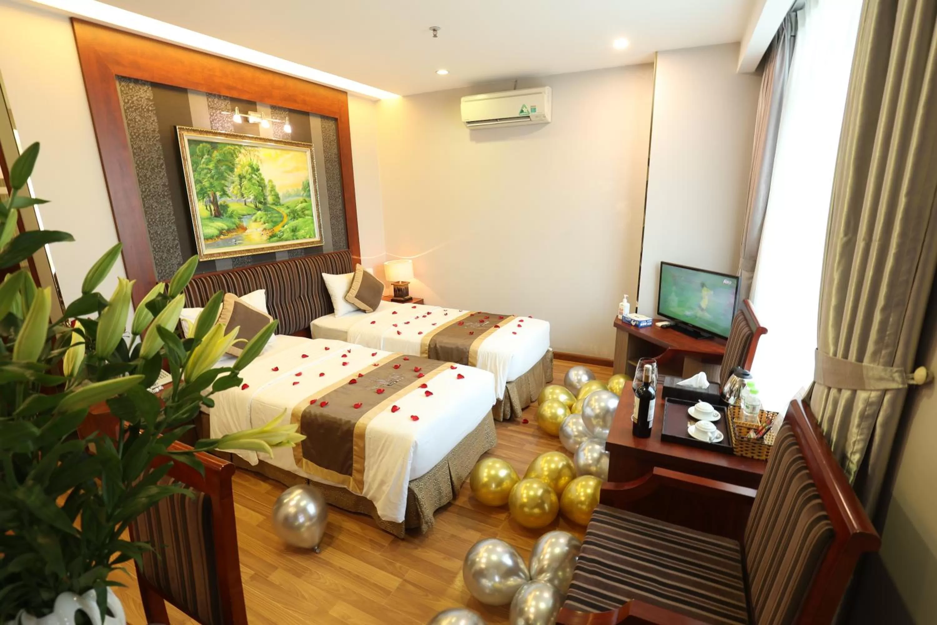 Communal lounge/ TV room, Bed in Gallant Hotel