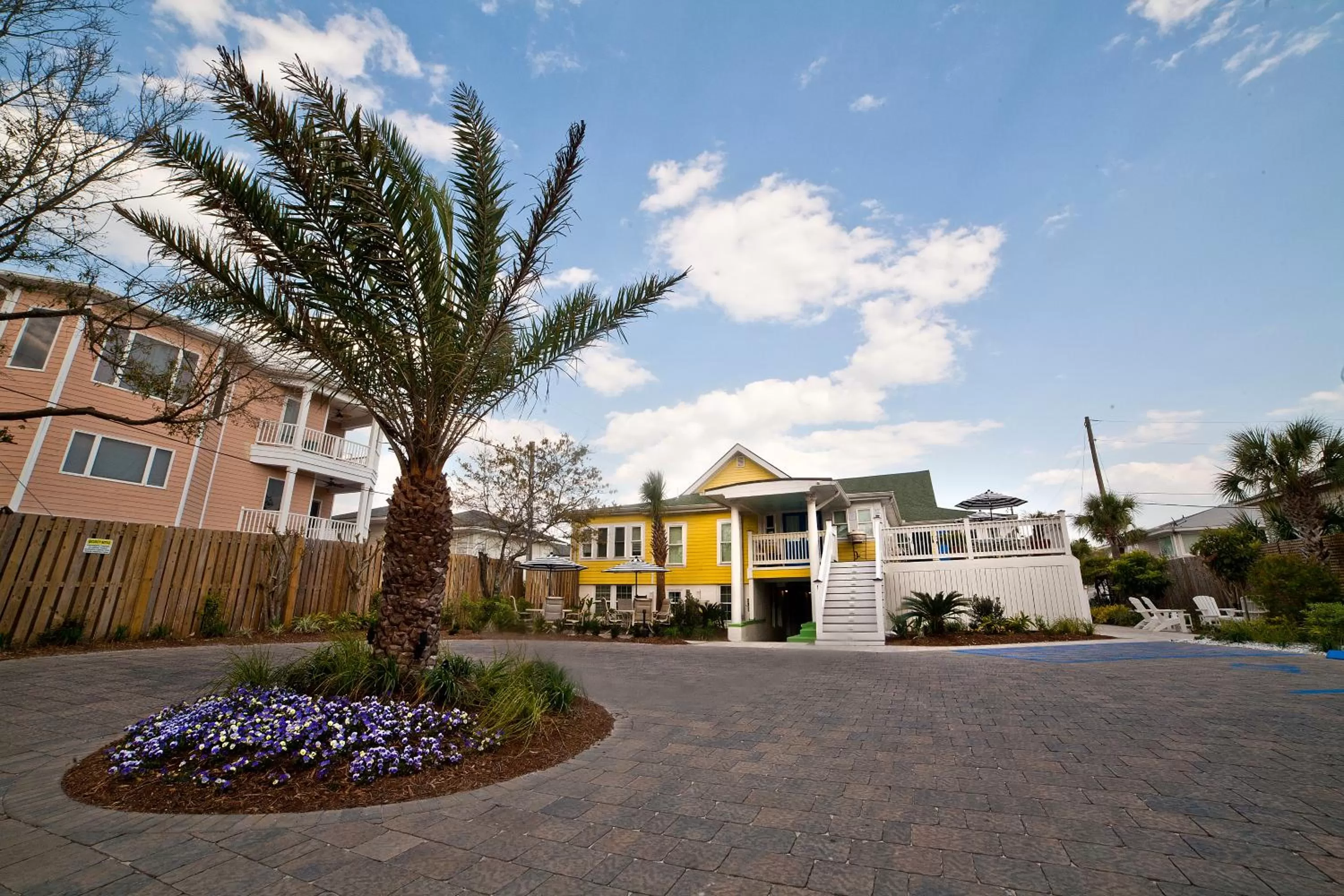 Facade/entrance, Property Building in Georgianne Inn & Suites check in 212 Bulter Ave