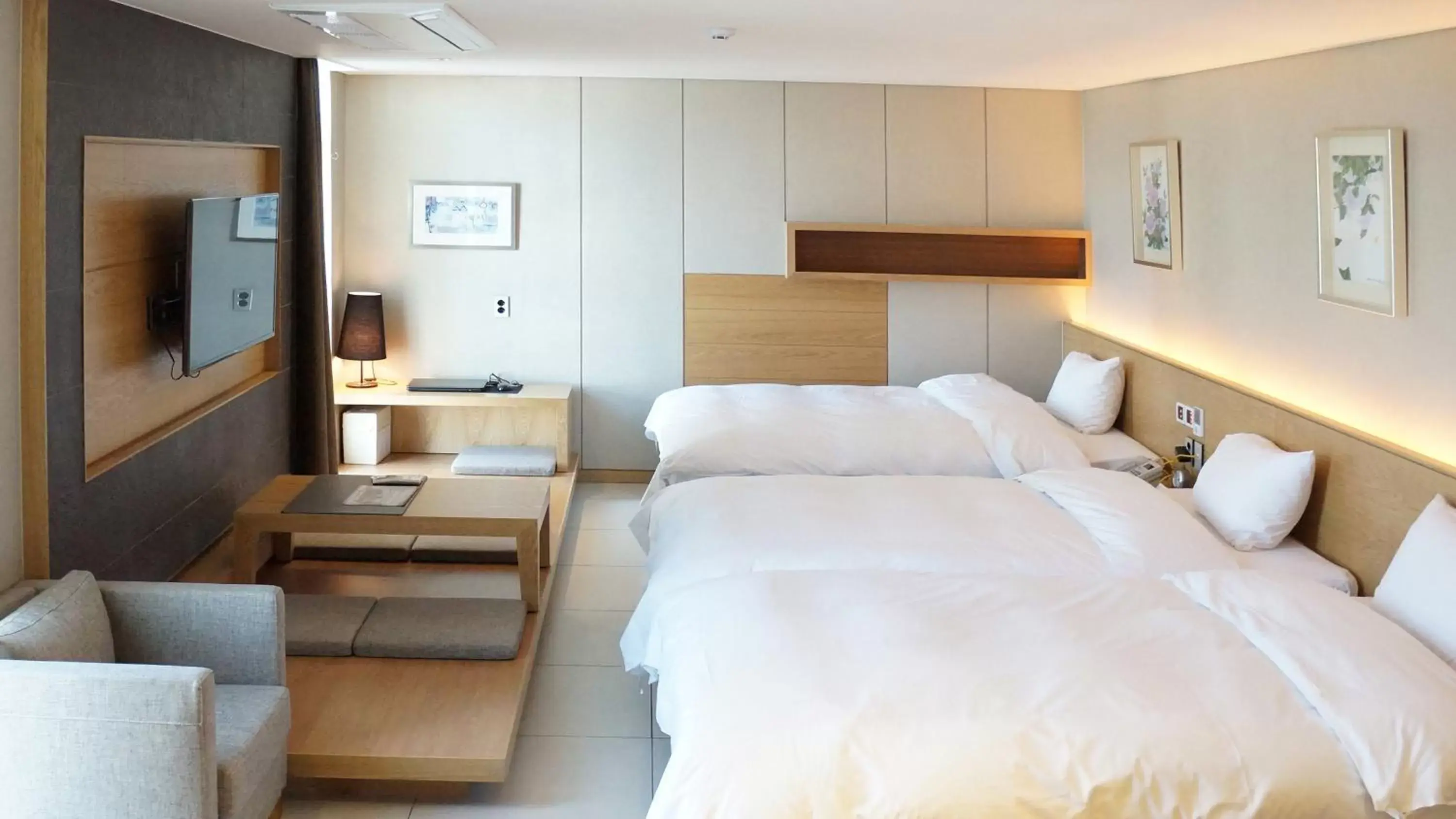 Deluxe Triple Room with Bath in Rian Hotel Deluxe Triple Room with Bath in Rian Hotel