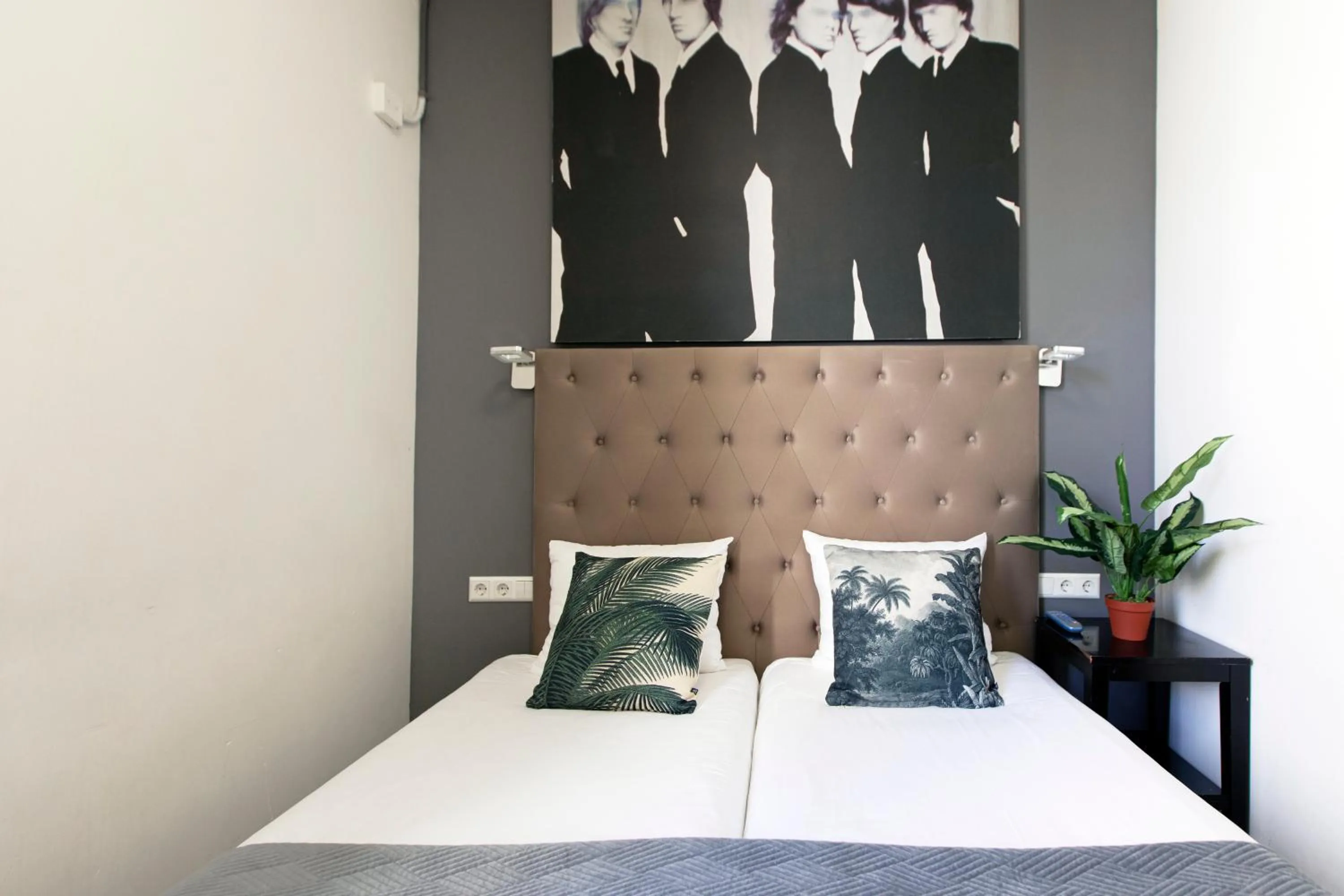 Bed in Quentin Golden Bear Hotel