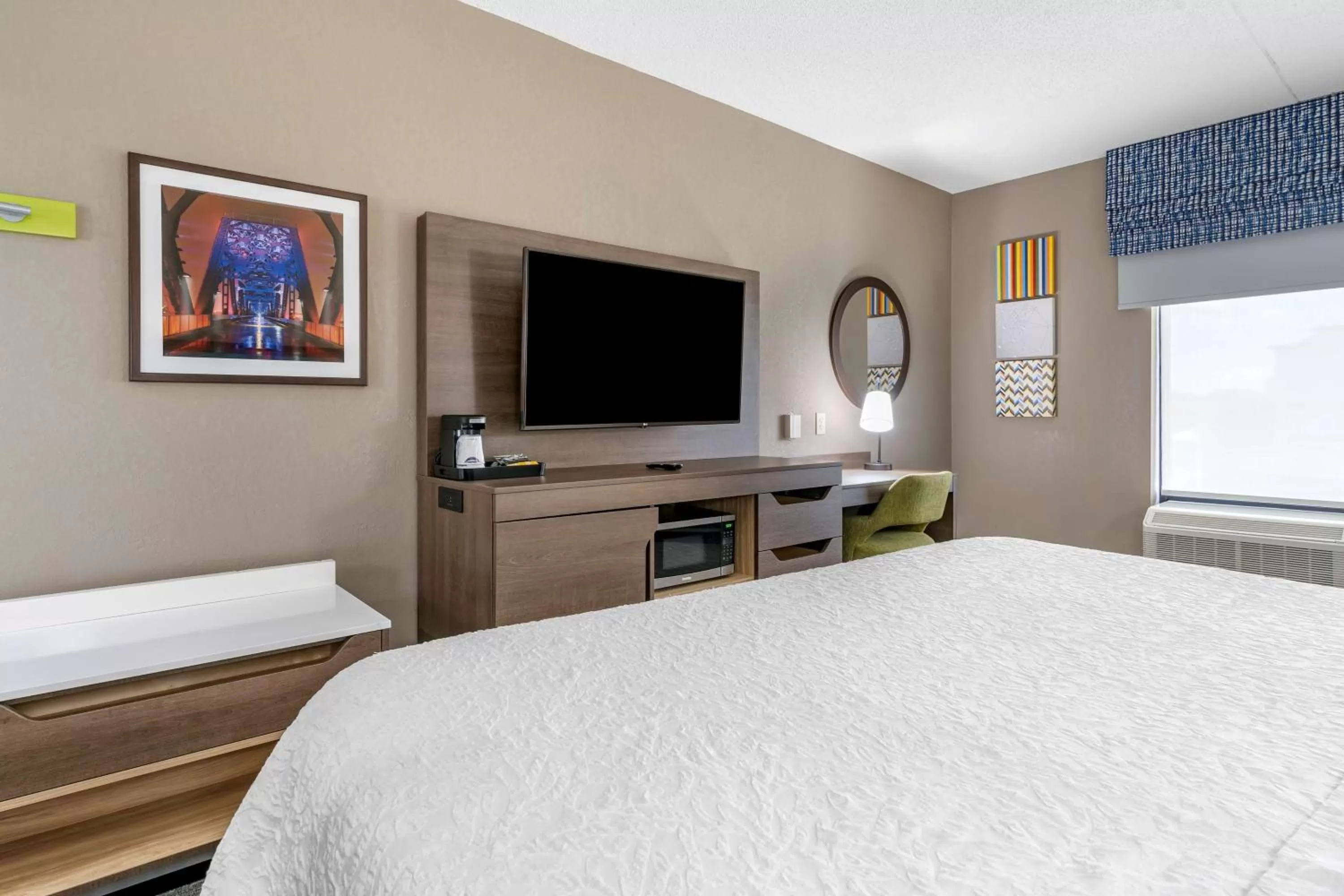 Bedroom, Bed in Hampton Inn & Suites Louisville East