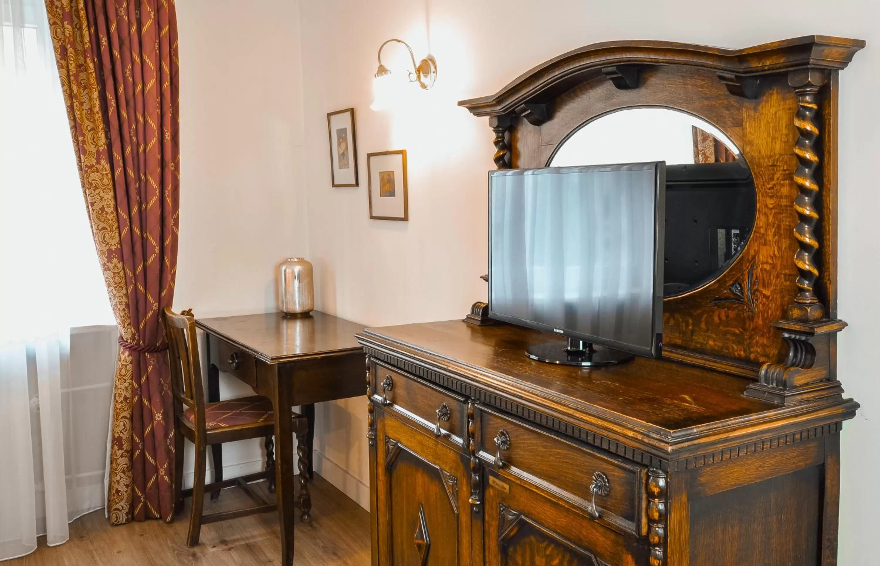 TV and multimedia in Hotel Altmünchen by Blattl