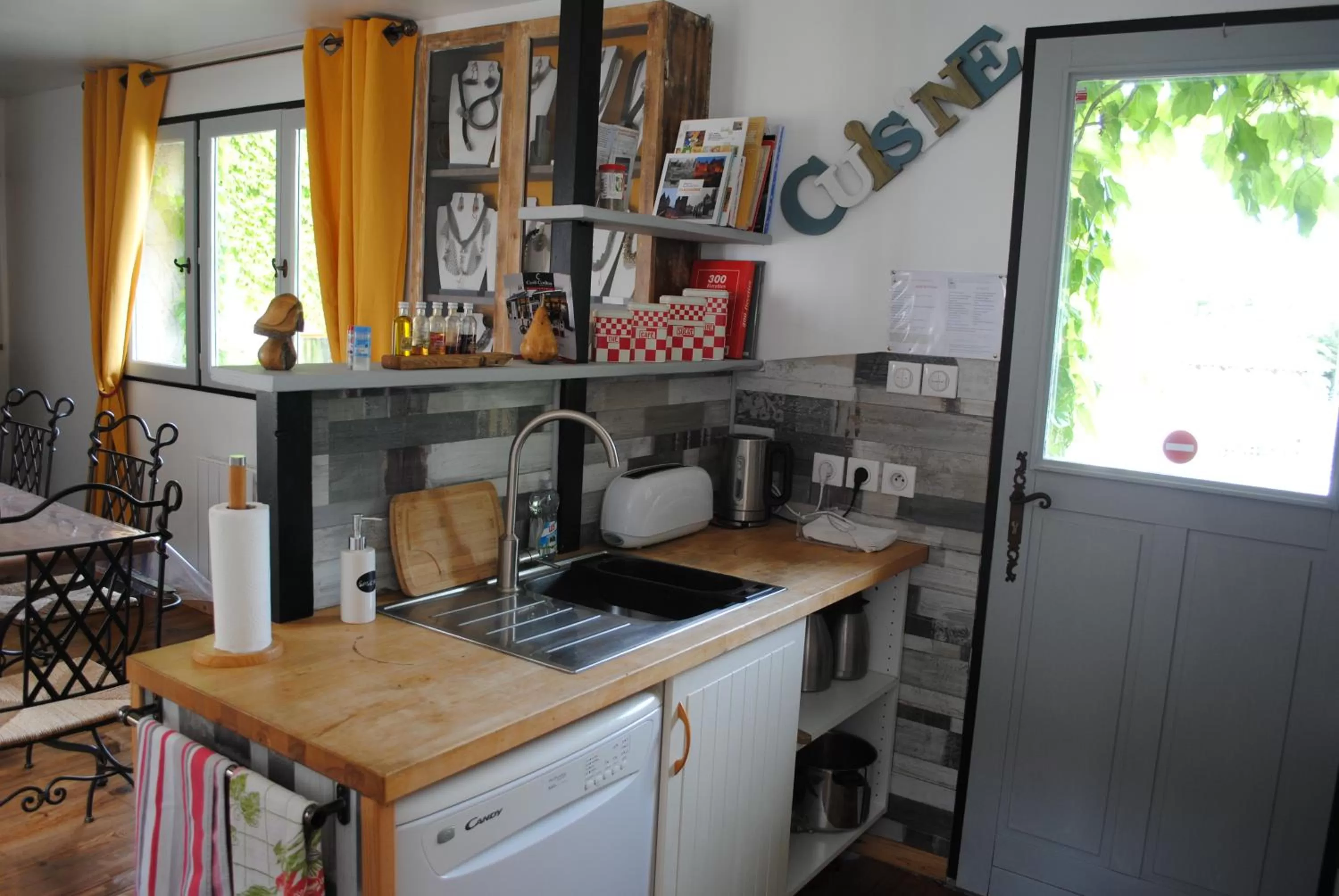 Communal kitchen, Kitchen/Kitchenette in Chambres d'hôtes & Spa le Relais de la Cavayere