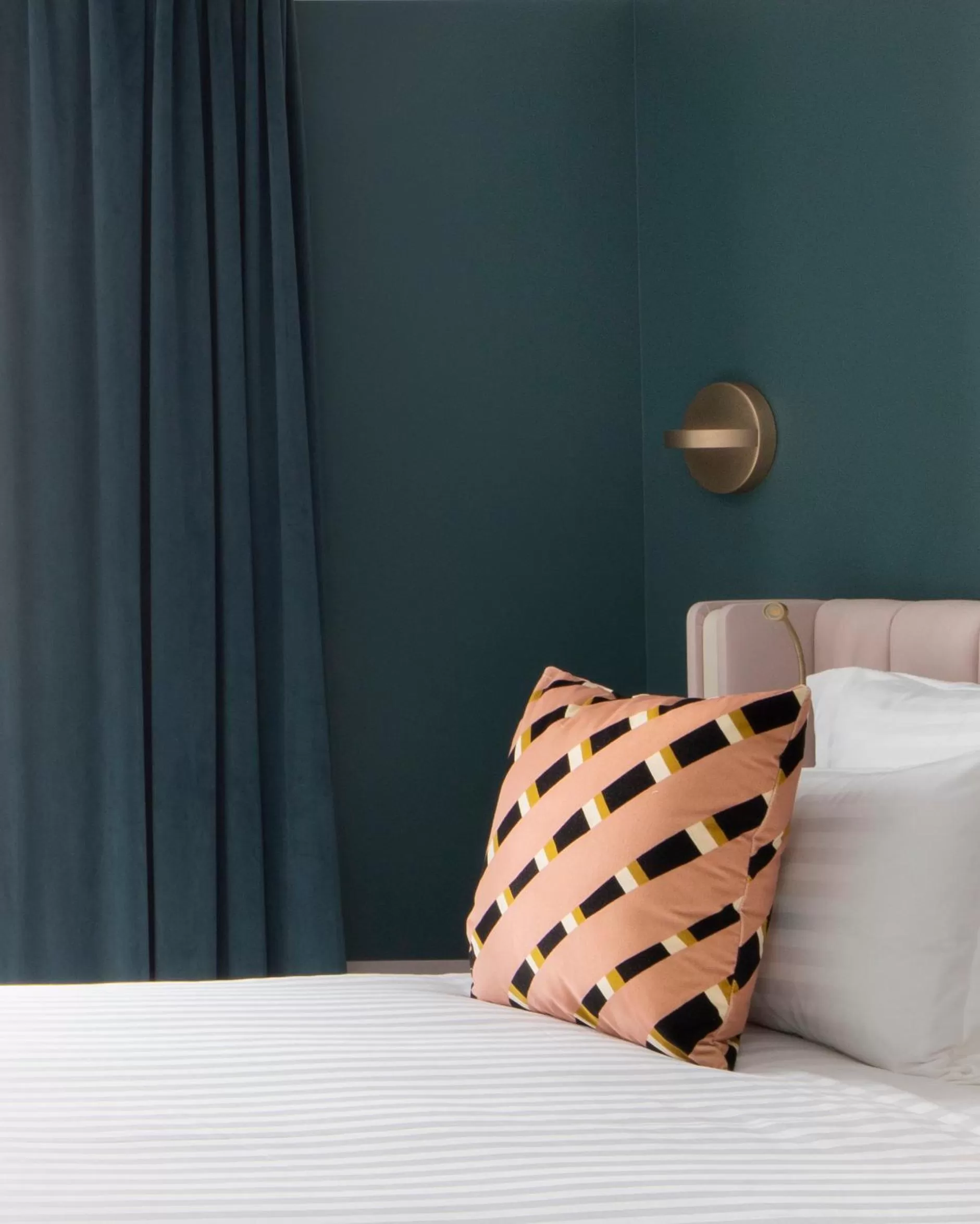 Bed in Hôtel Parisianer