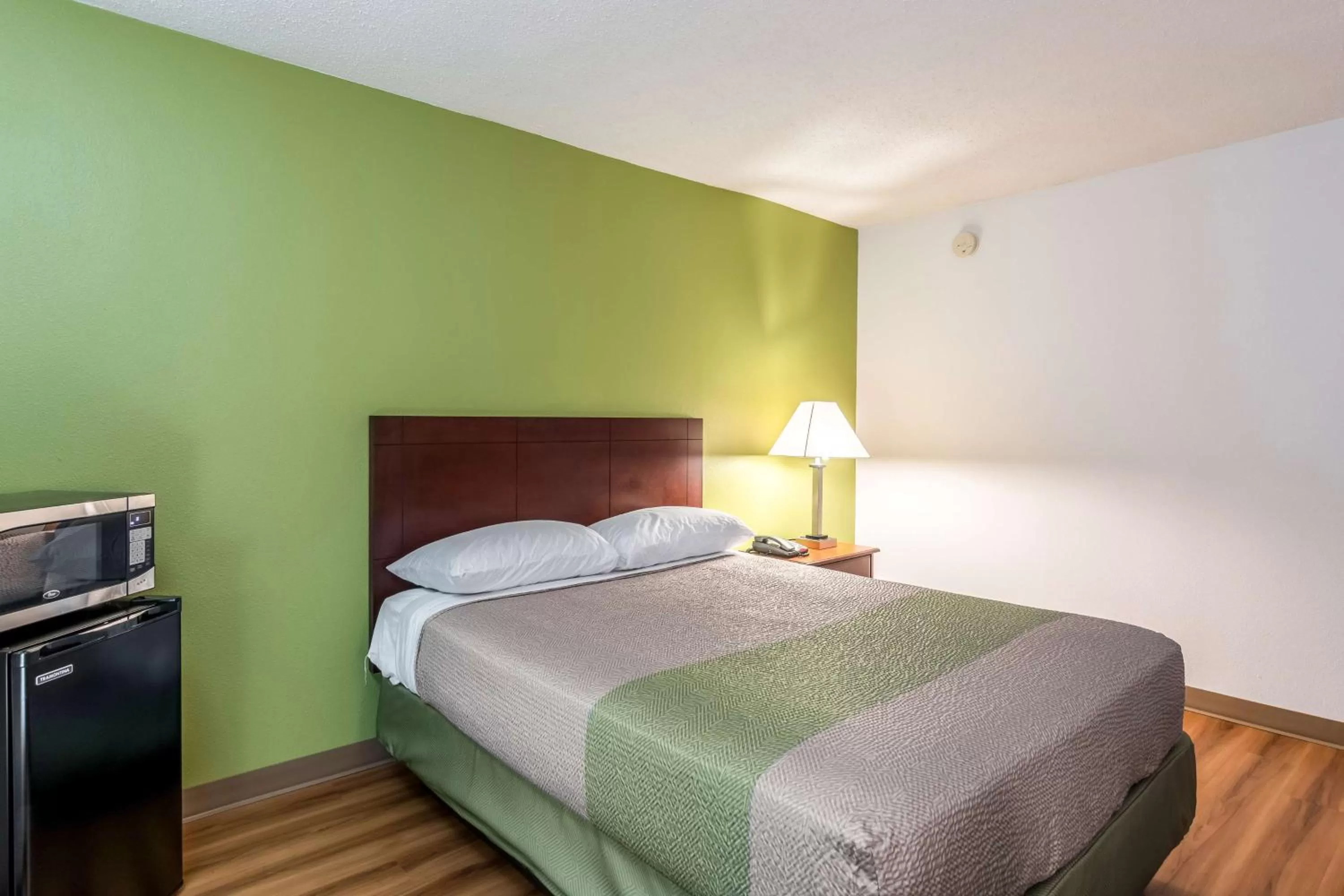 Photo of the whole room, Bed in Motel 6-Petersburg, VA - Fort Lee