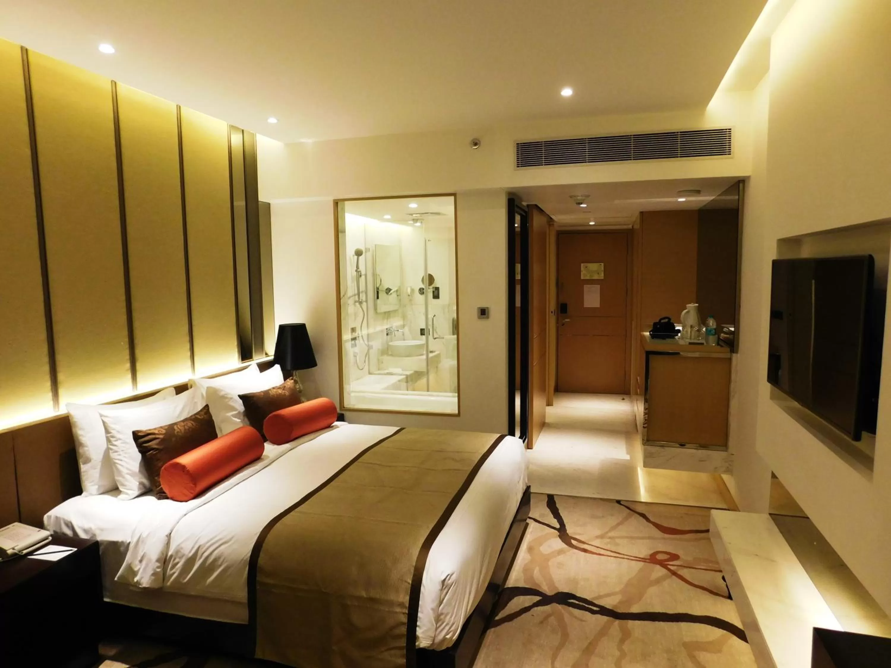 Living room, Bed in Pride Plaza Hotel, Aerocity New Delhi