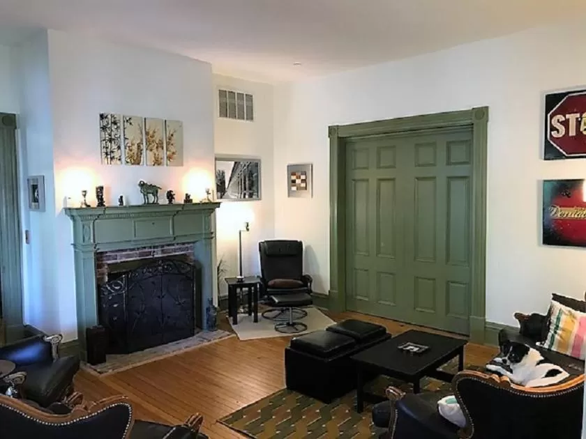 Communal lounge/ TV room in Hummingbird Inn