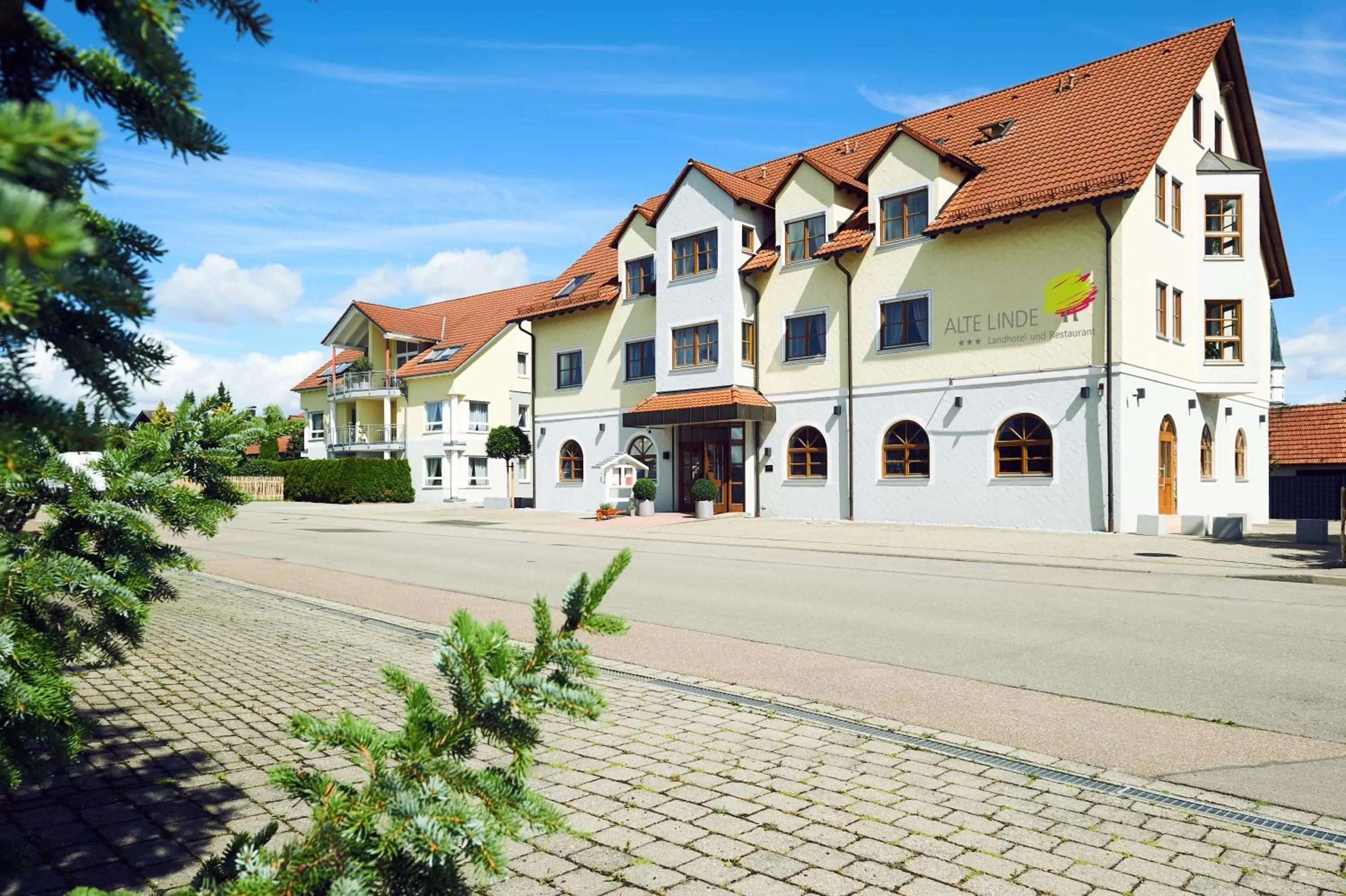Facade/entrance, Property Building in Landhotel ALTE LINDE