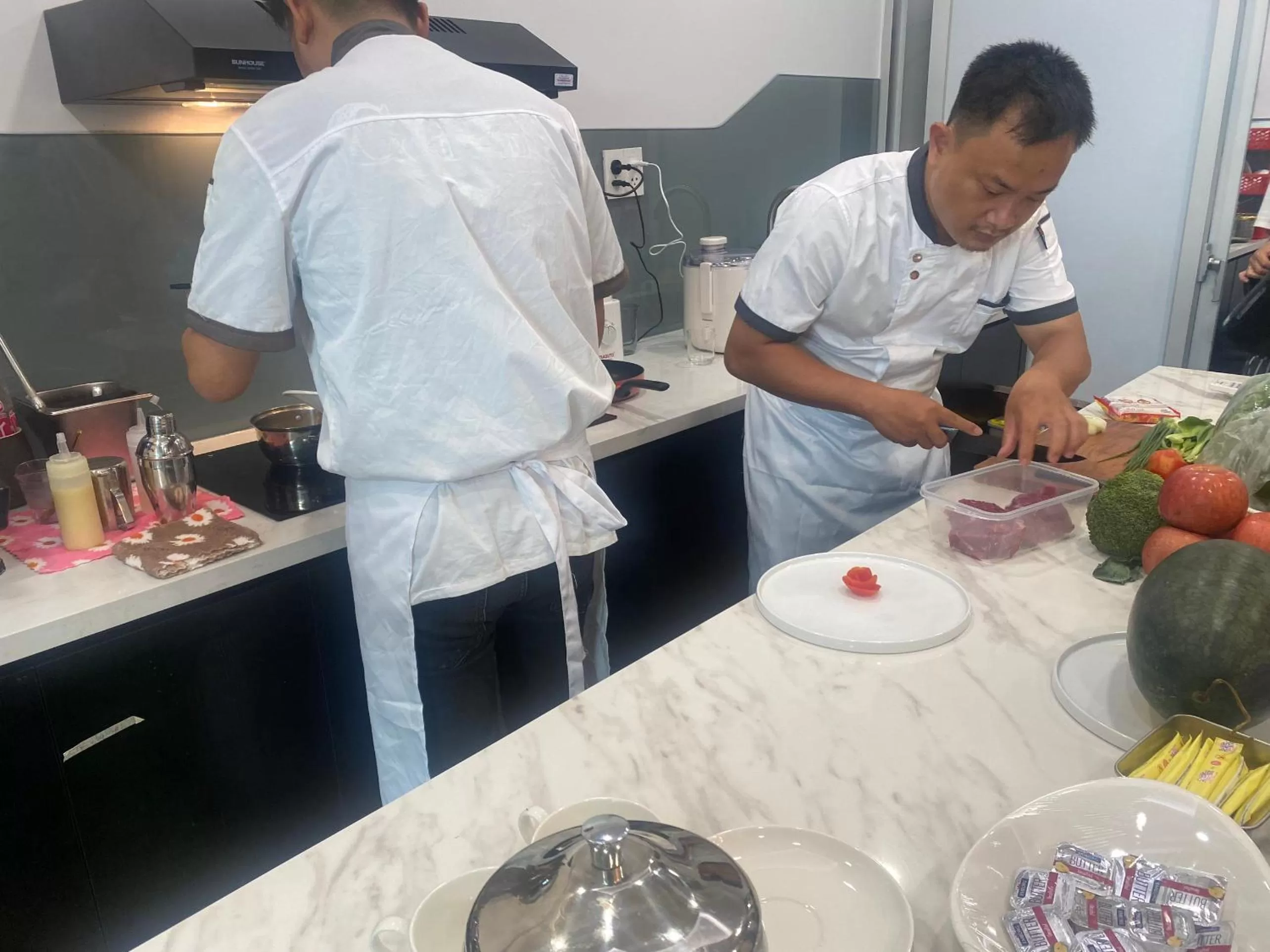 Restaurant/places to eat in Convinia Apartment