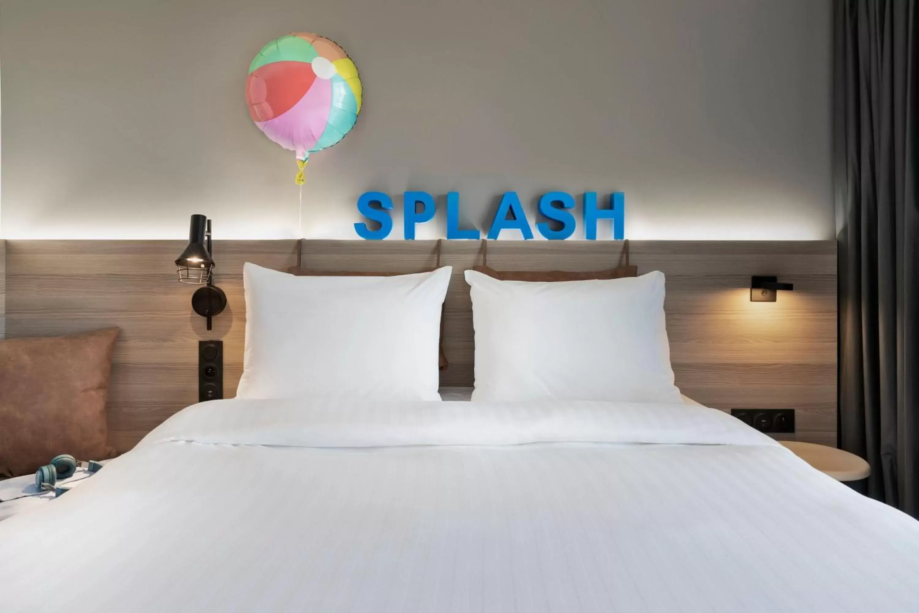 Moxy Sleeper Guest room with 1 Queen in Moxy La Ciotat Moxy Sleeper Guest room with 1 Queen in Moxy La Ciotat