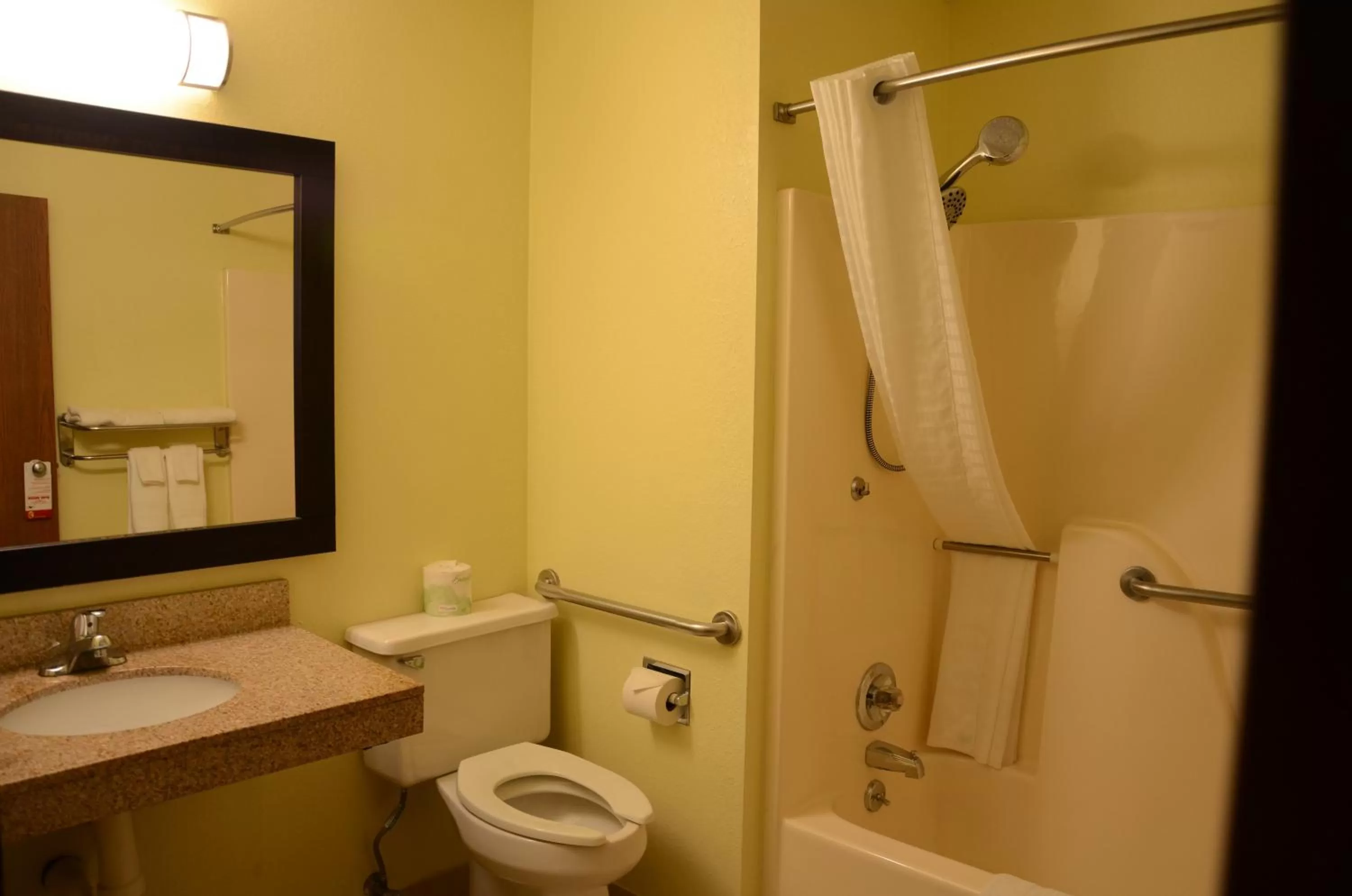 Queen Room - Mobility Access/Non-Smoking in Quality Inn Oskaloosa