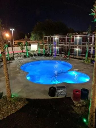 Swimming pool in Mother Earth Motor Lodge