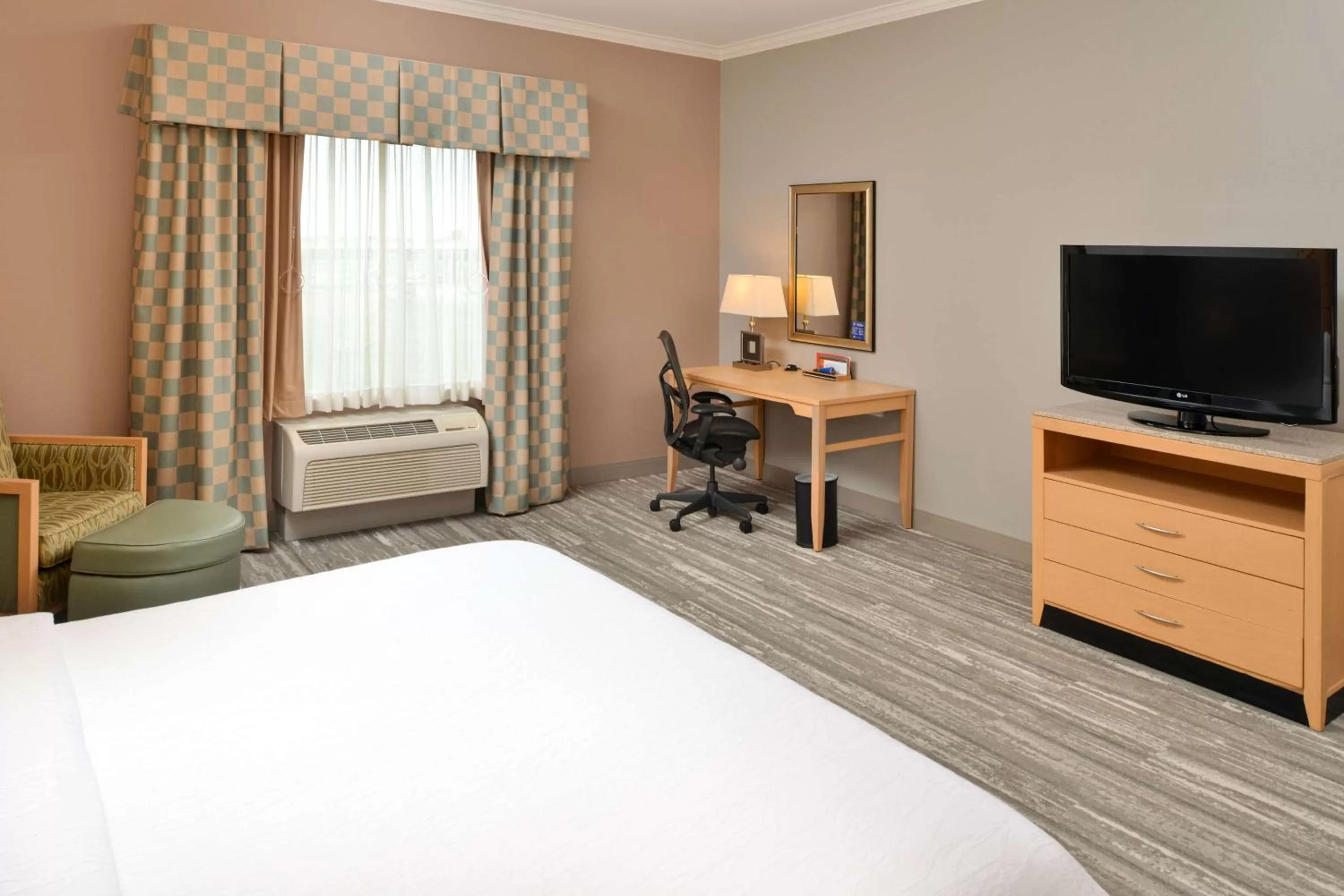 King Room - Disability Access with Tub in Hilton Garden Inn Denton