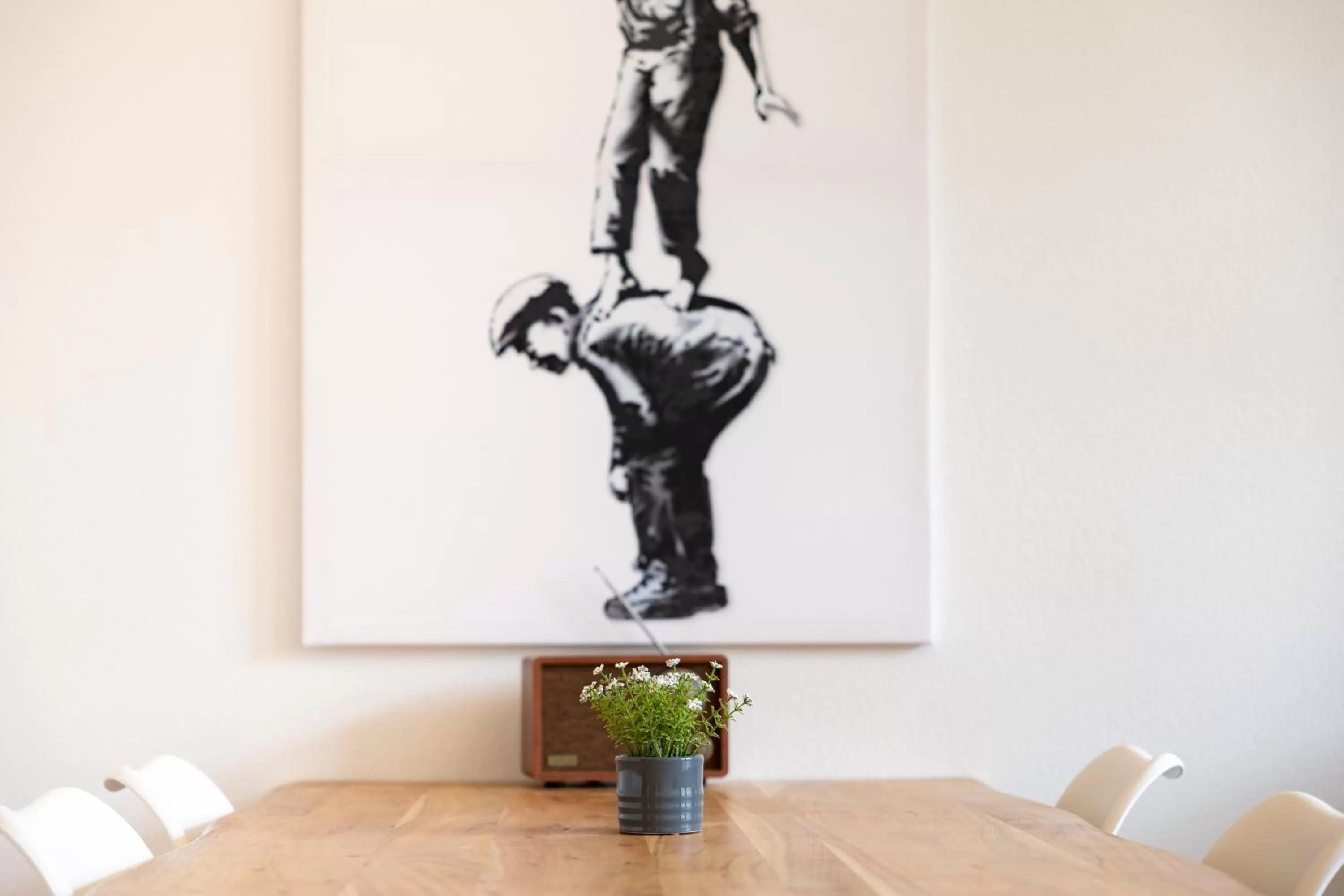 Dining area in Ko-Living Space an der Oper - Street Art Design Apartments