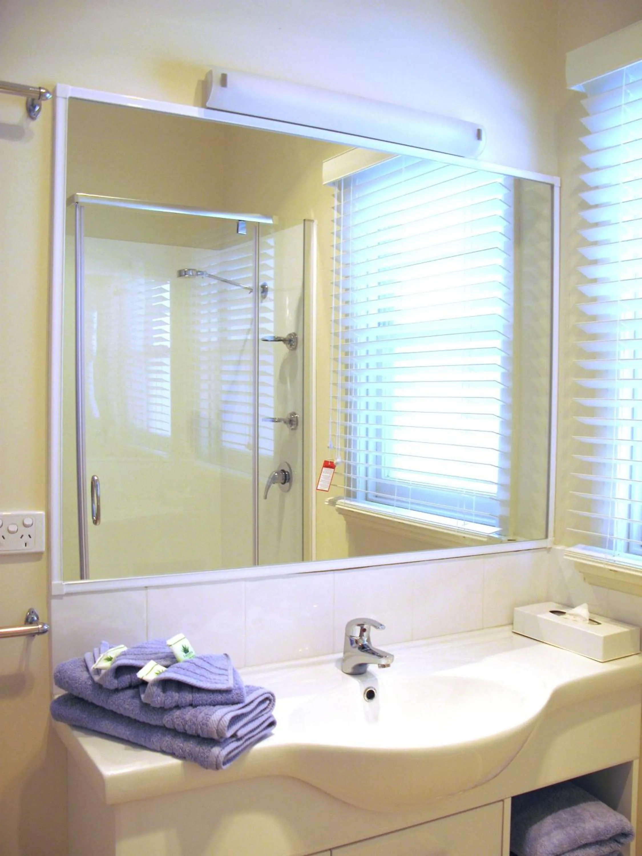 Bathroom in Barclay Motor Inn