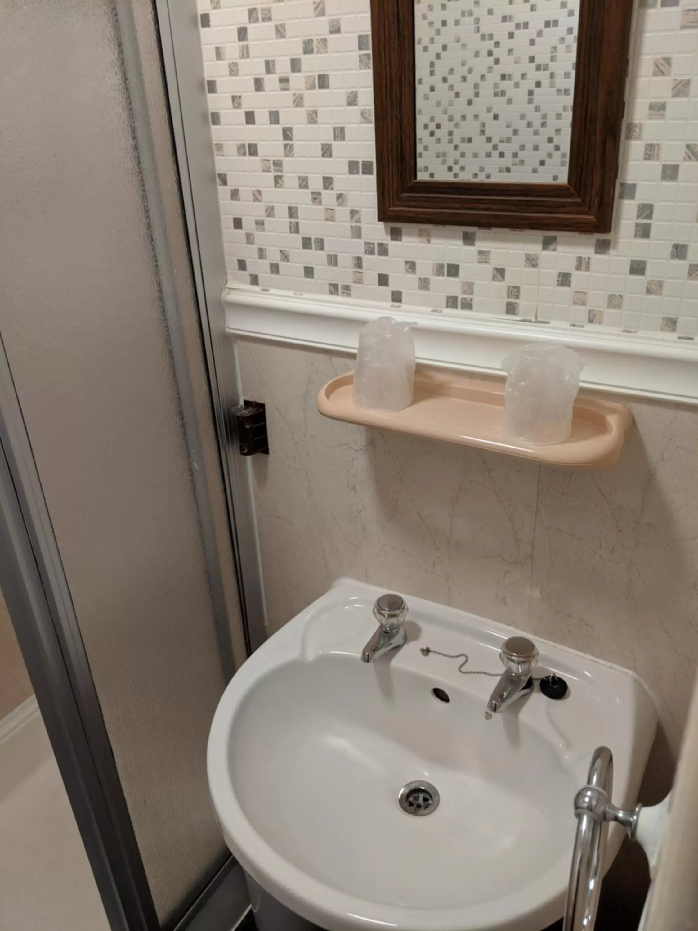 Budget Twin Room in The New Guilderoy Hotel Budget Twin Room in The New Guilderoy Hotel