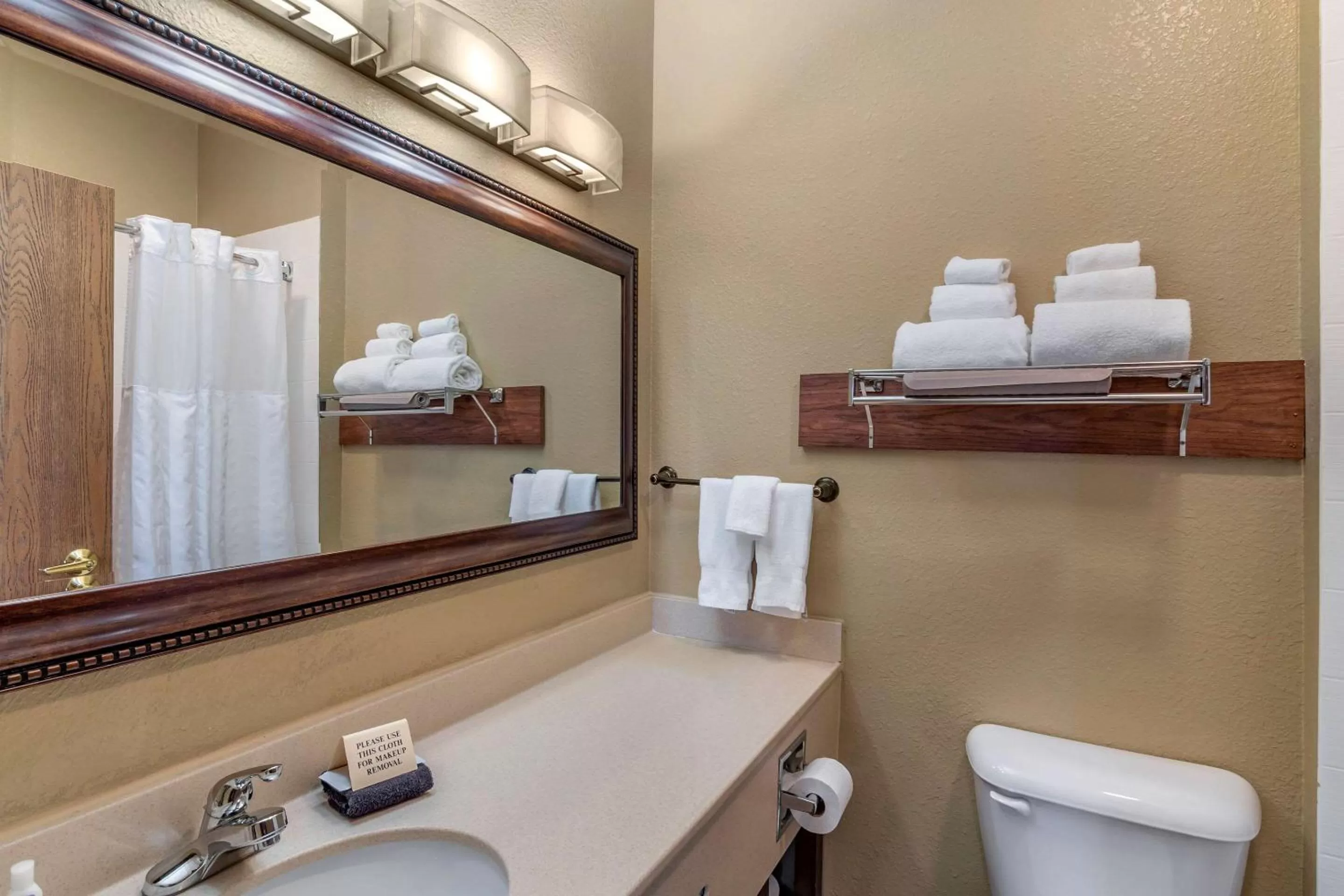 Photo of the whole room in Comfort Inn Warrensburg Station