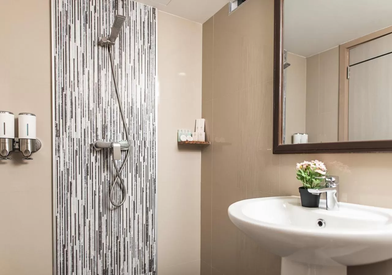 Bathroom in D&D Inn Khaosan