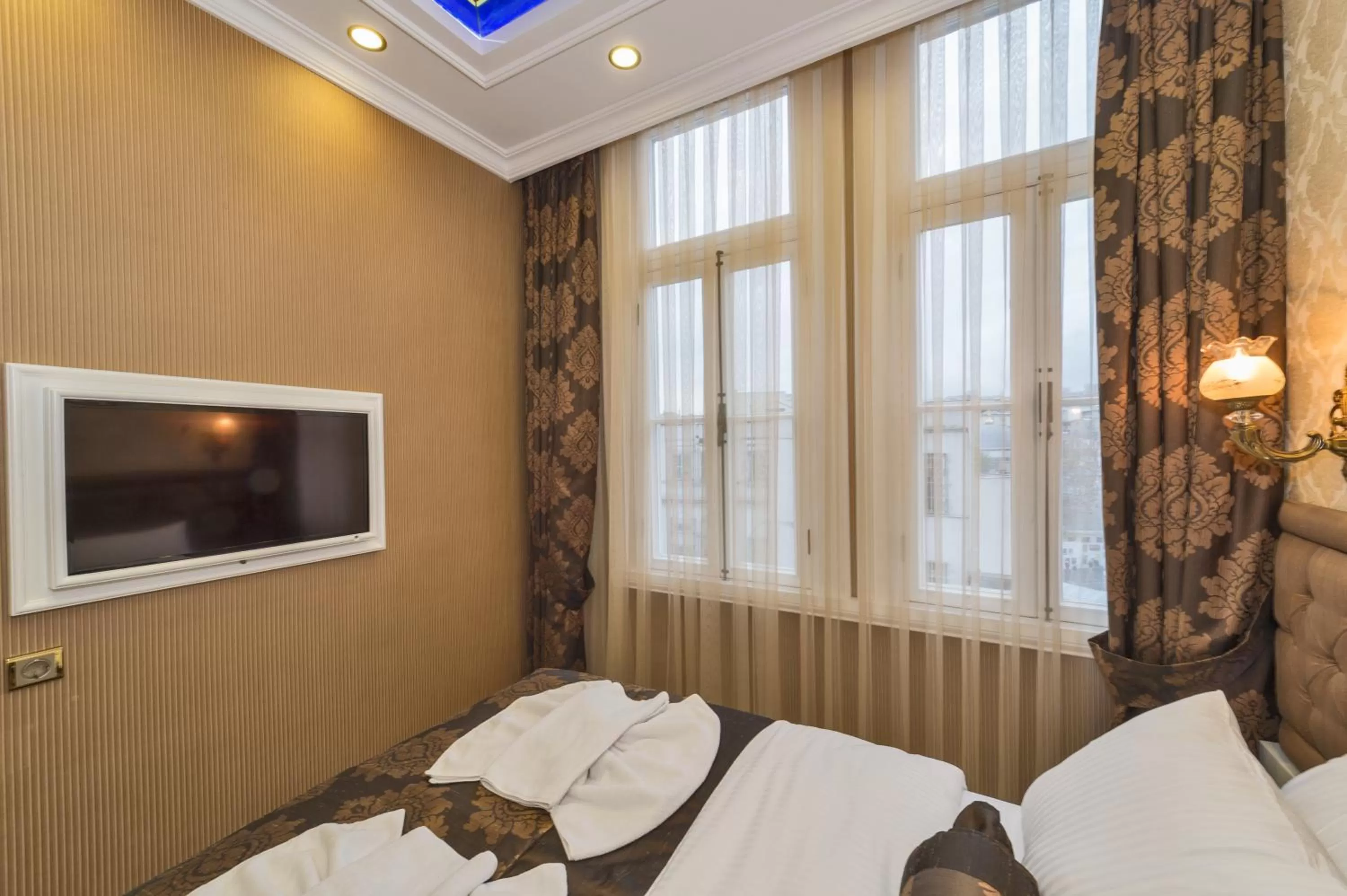 TV and multimedia, Bed in Alpek Hotel