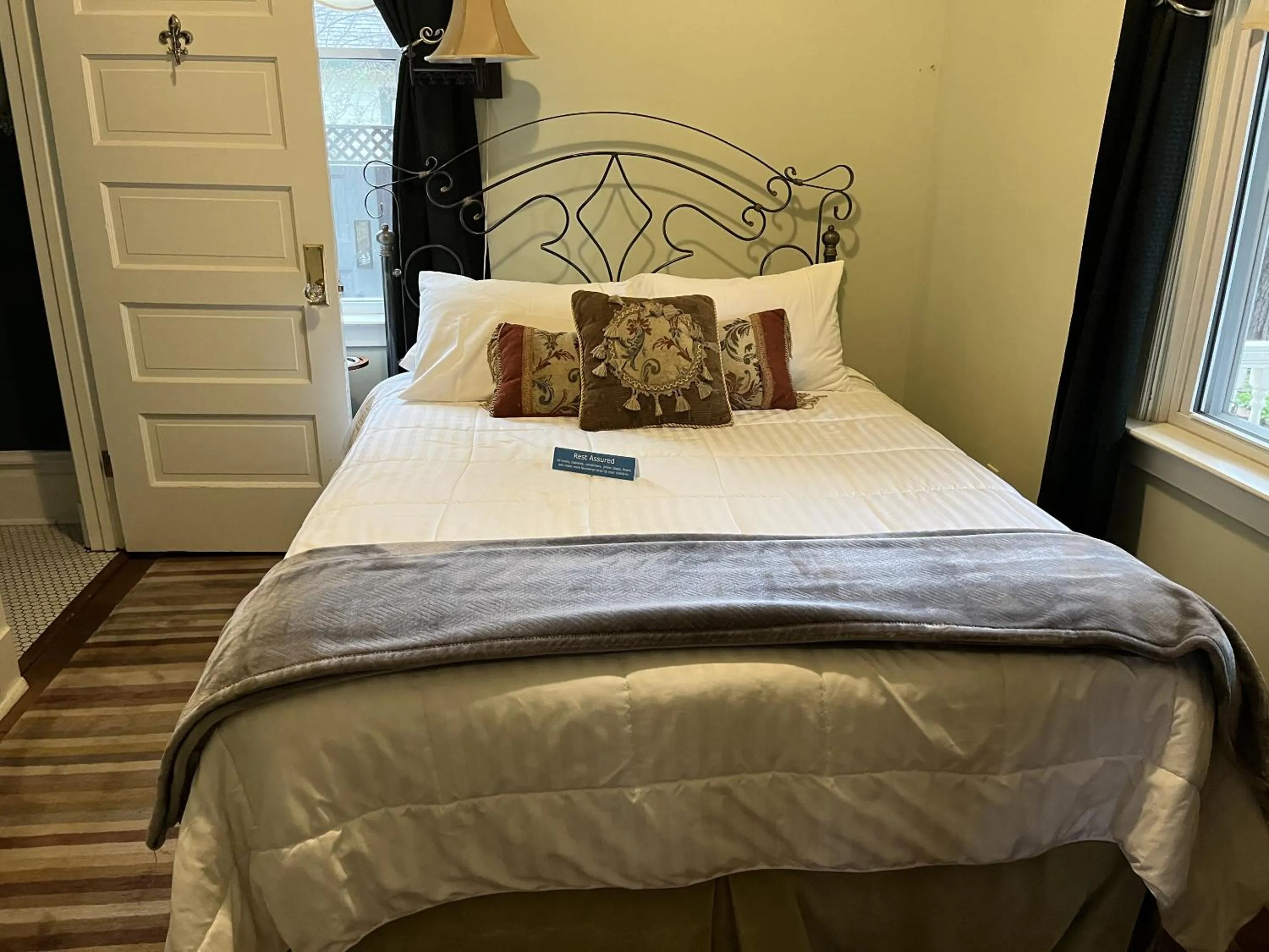 Bedroom, Bed in Abbey House Inn