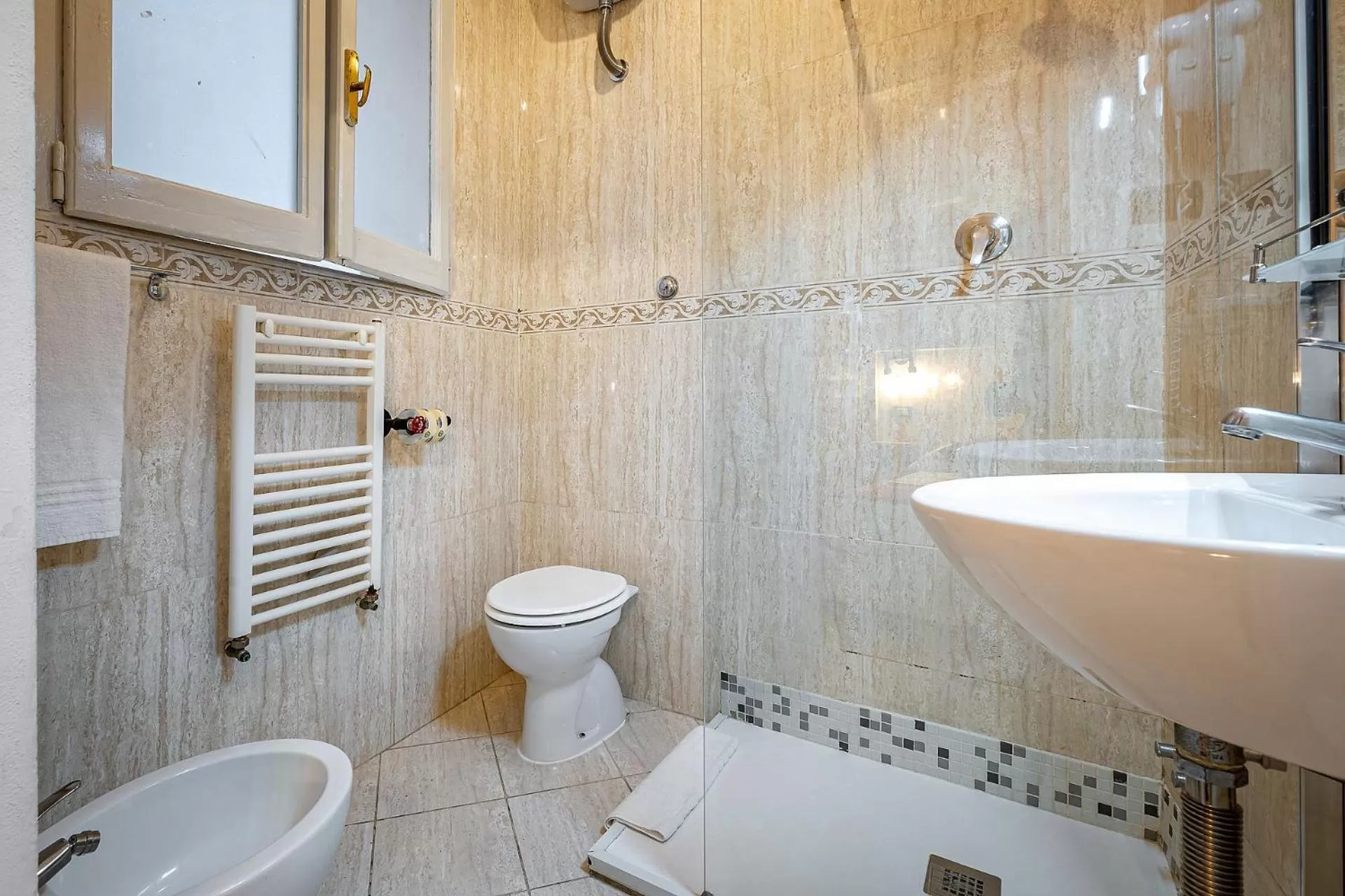 Bathroom in HOTEL VENETO con accesso ZTL