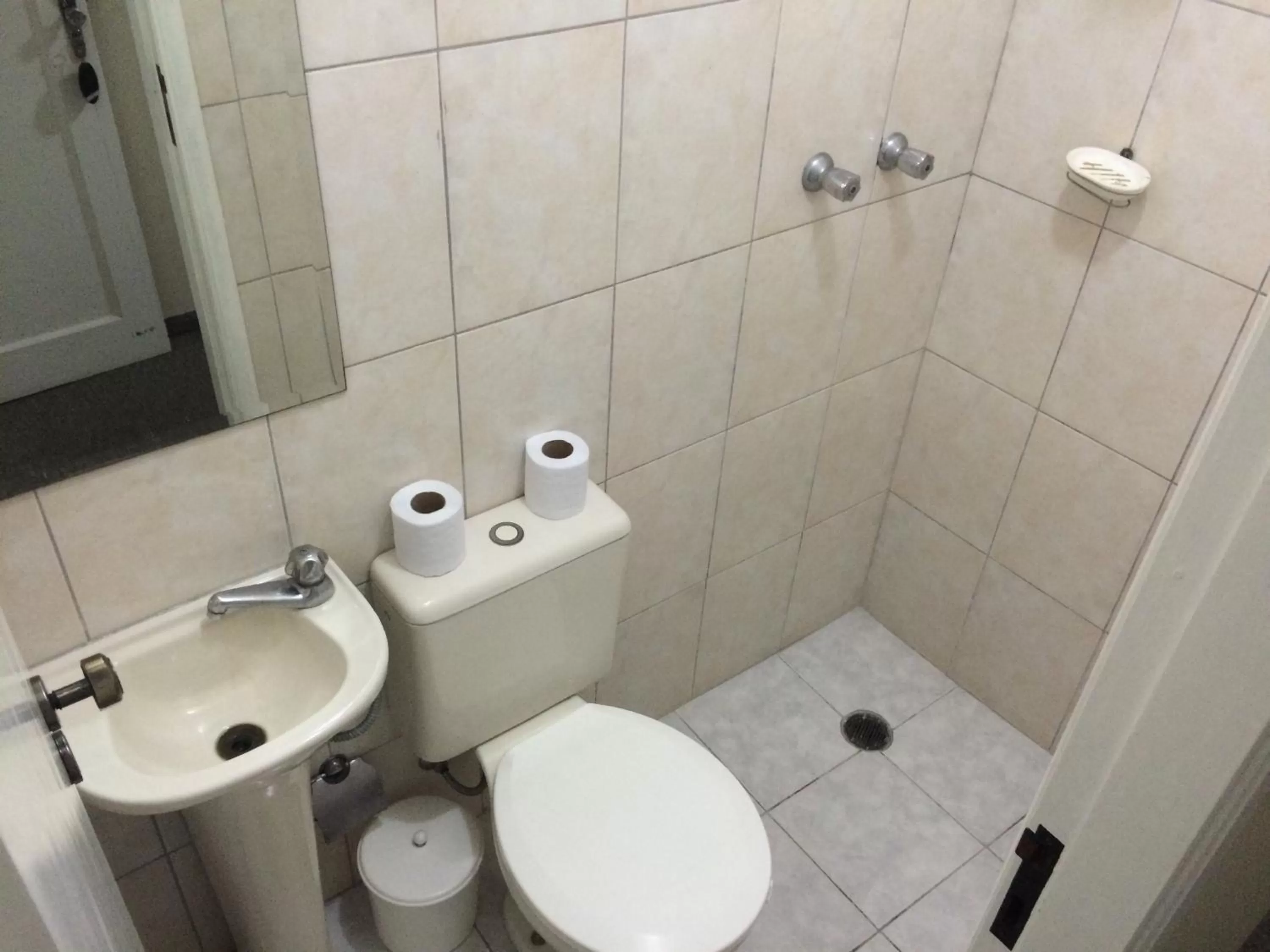 Bathroom in Hotel Monteneve a 2 minutos do Bom Retiro, a 8 minutos da 25 de Março a 100 metros da estação de trem para Aeroporto Internacional de Guarulhos