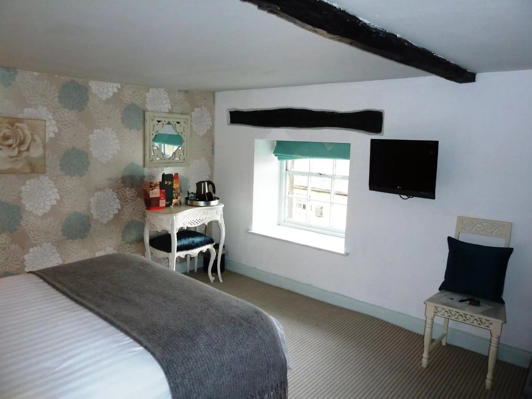 Coffee/tea facilities, Bed in The Manor House Hotel