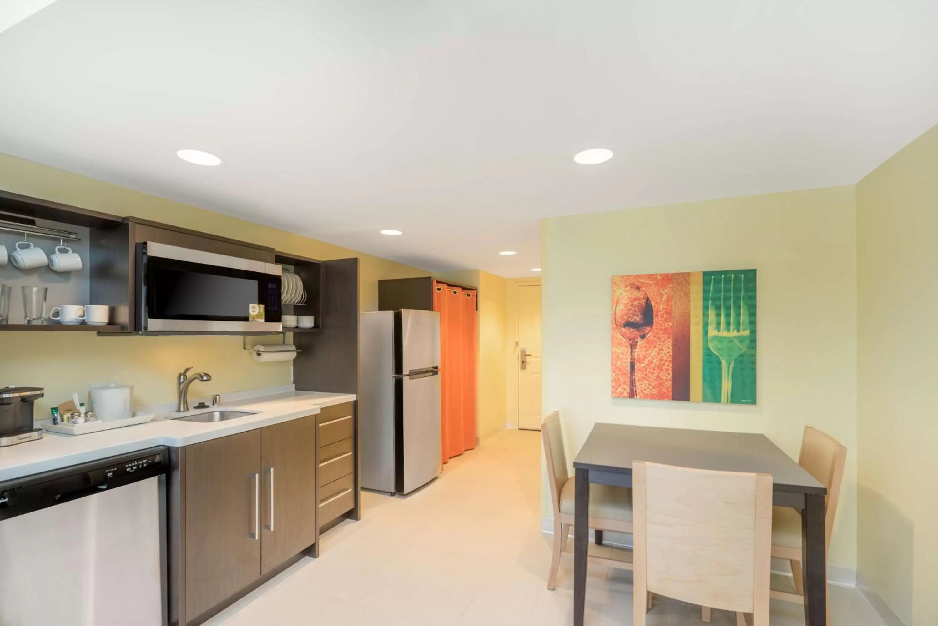 Kitchen or kitchenette in Home2 Suites By Hilton Bowling Green