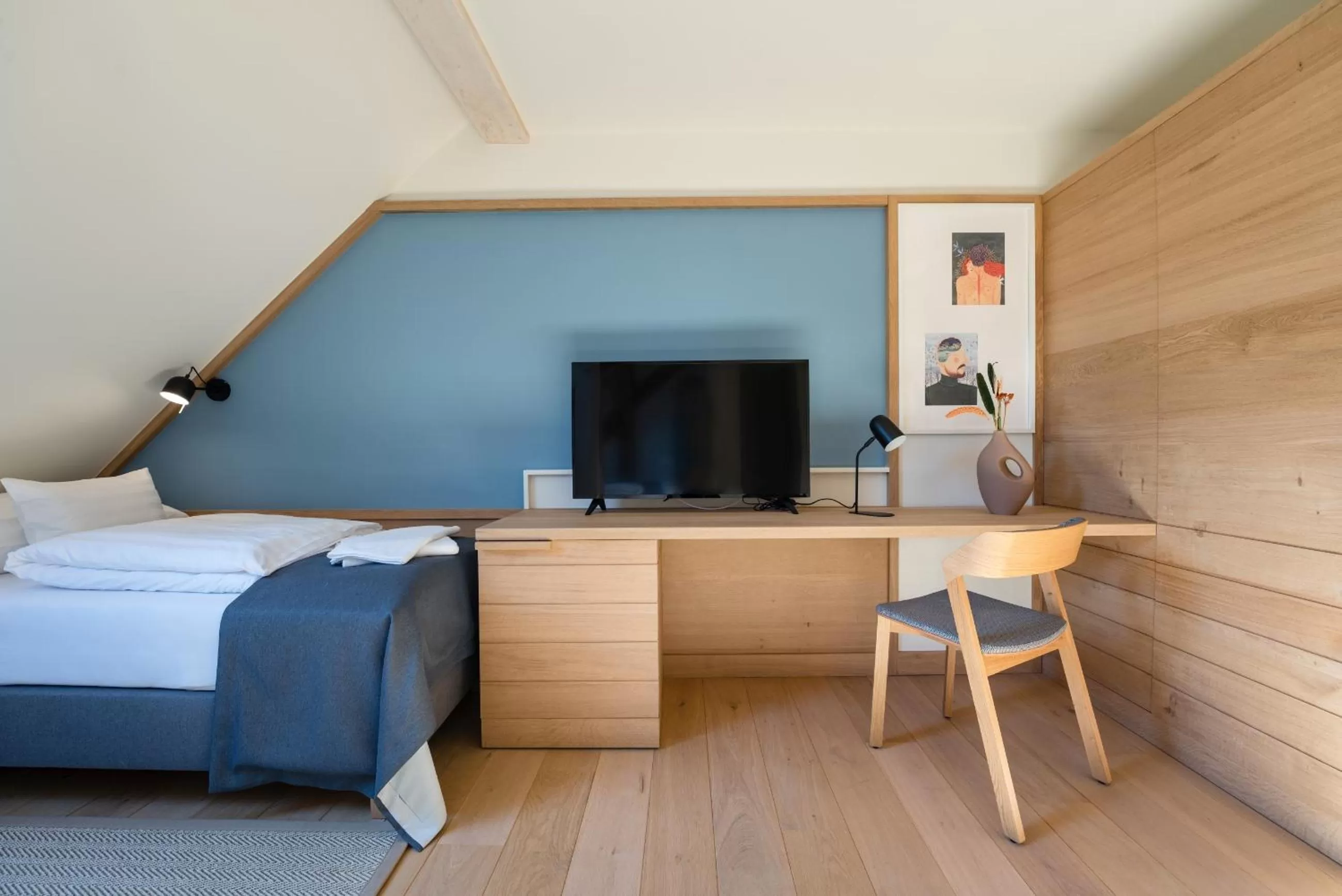 Communal lounge/ TV room, Bed in Isabella Boutique Hotel