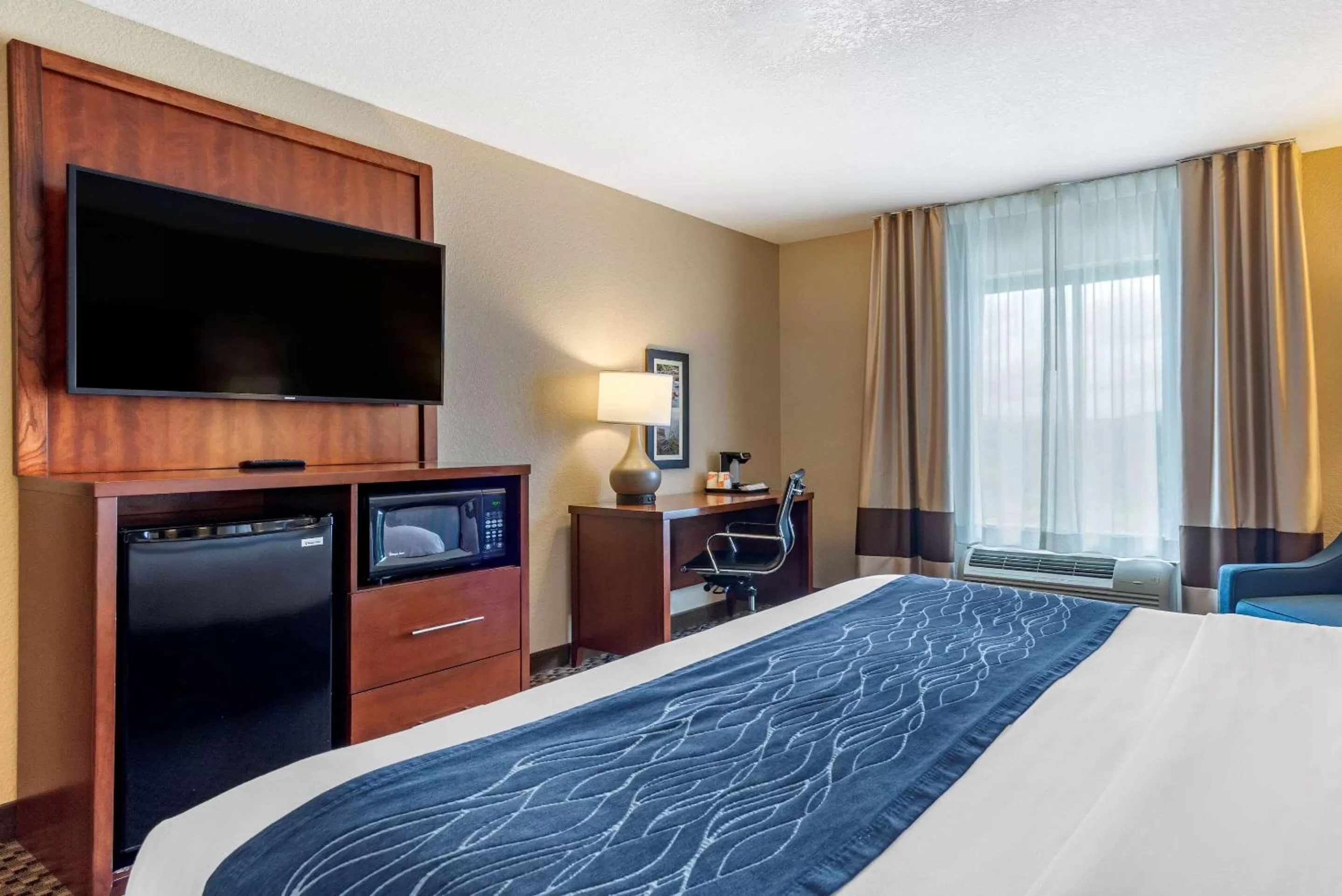 Photo of the whole room, Bed in Comfort Inn & Suites Blue Ridge