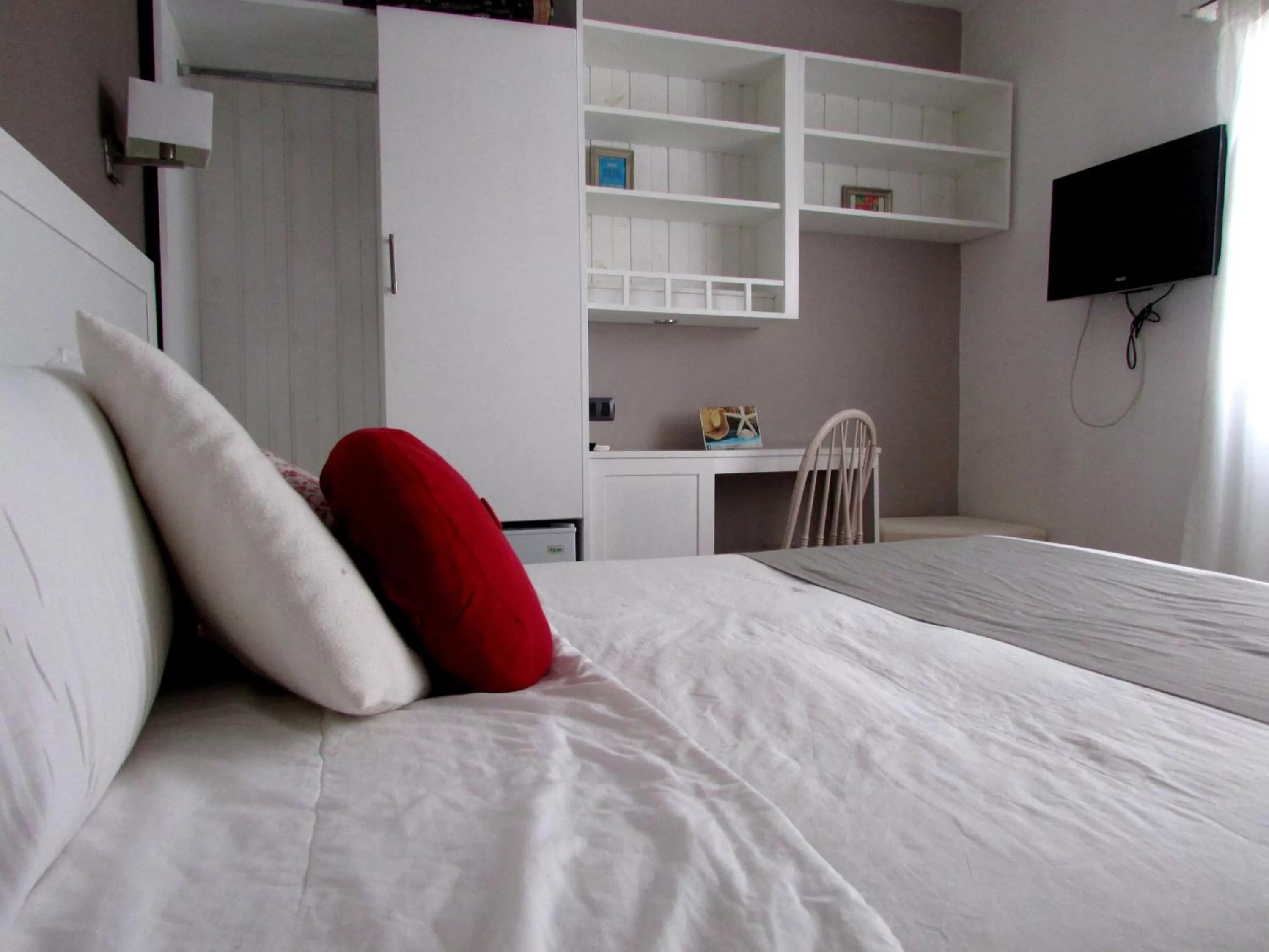 Bathroom, Bed in Hotel Milano