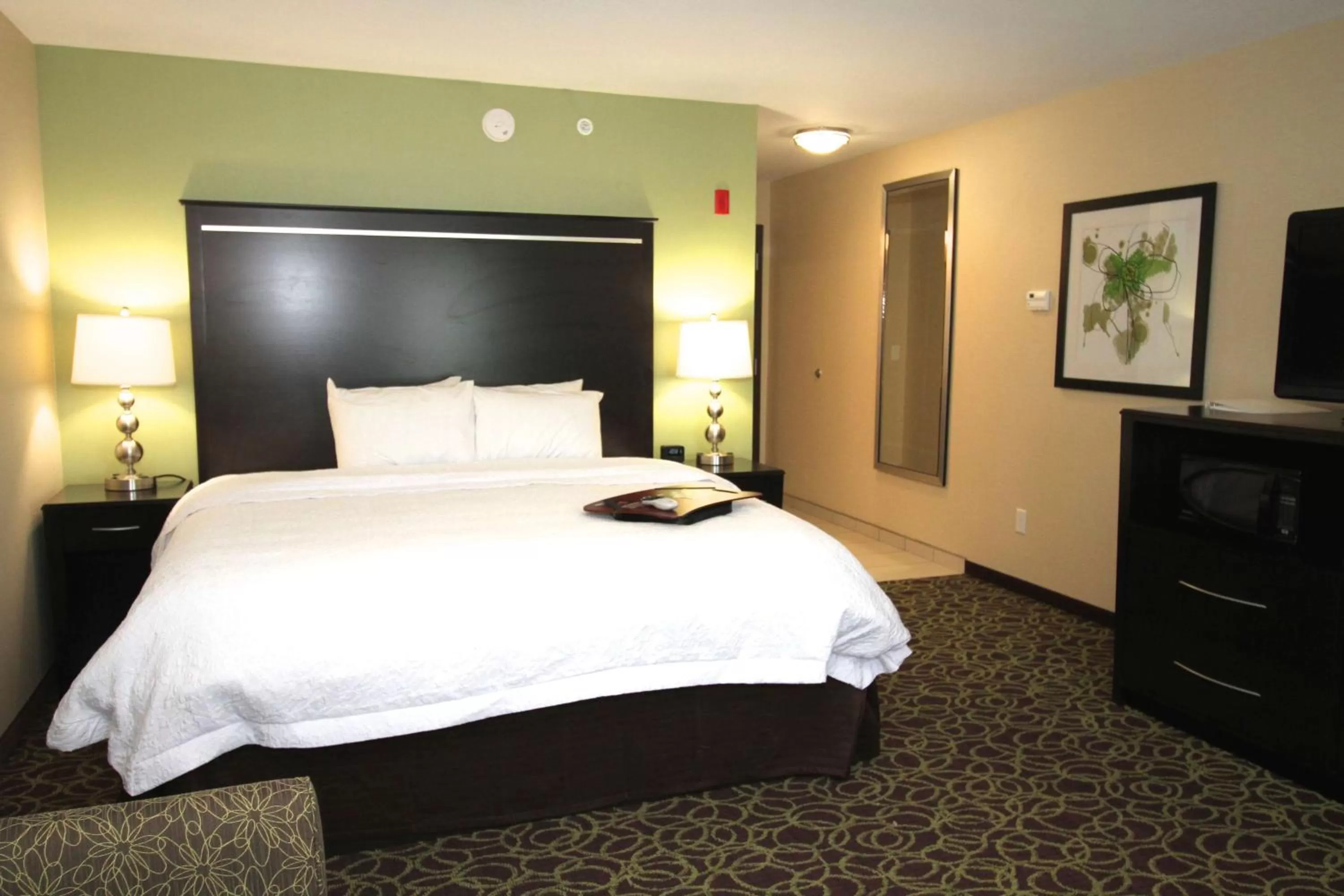 Bed in Hampton Inn and Suites Sandusky/Milan