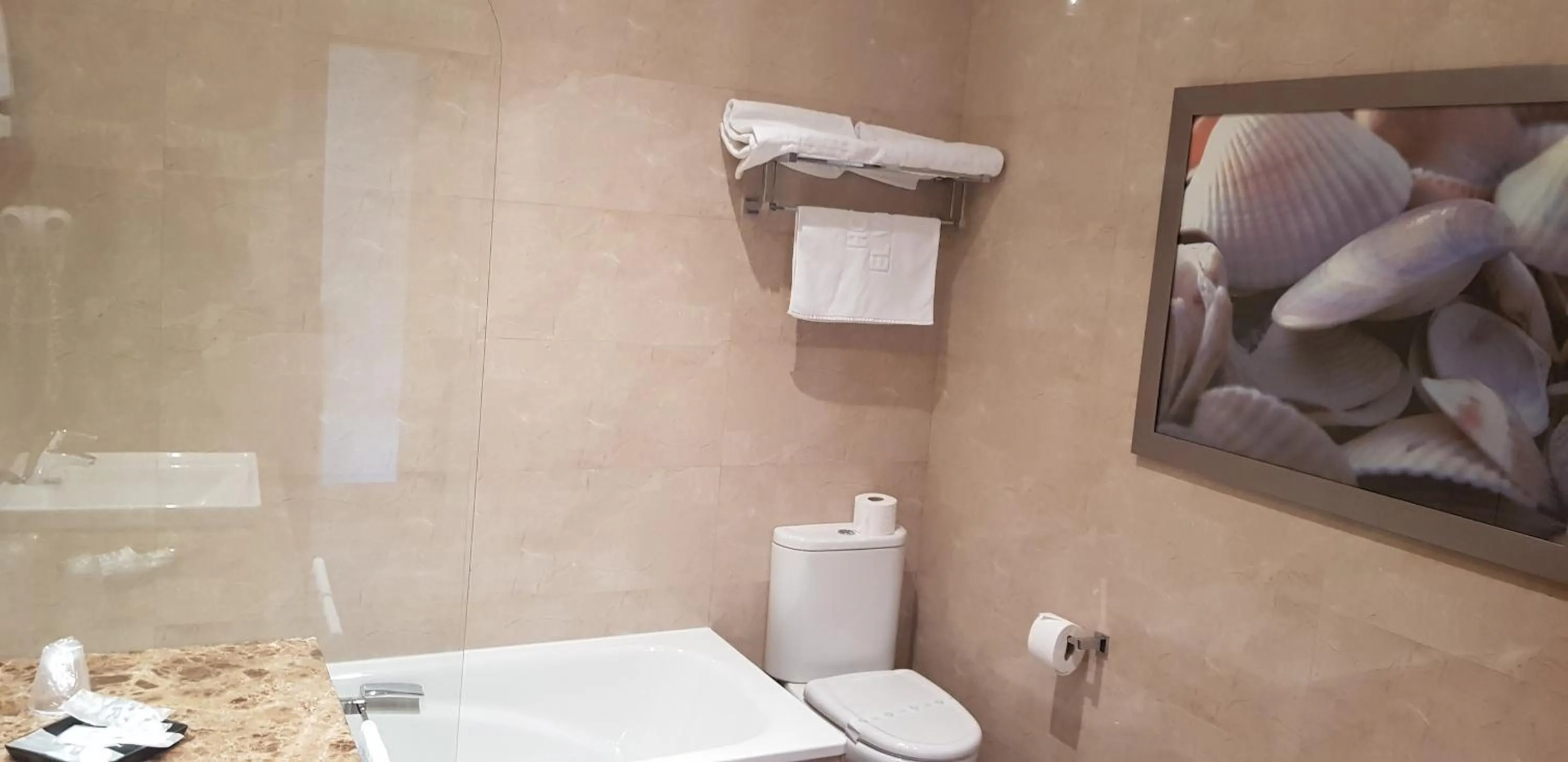 Bathroom in Hotel Restaurante El Valles 4 ESTRELLAS