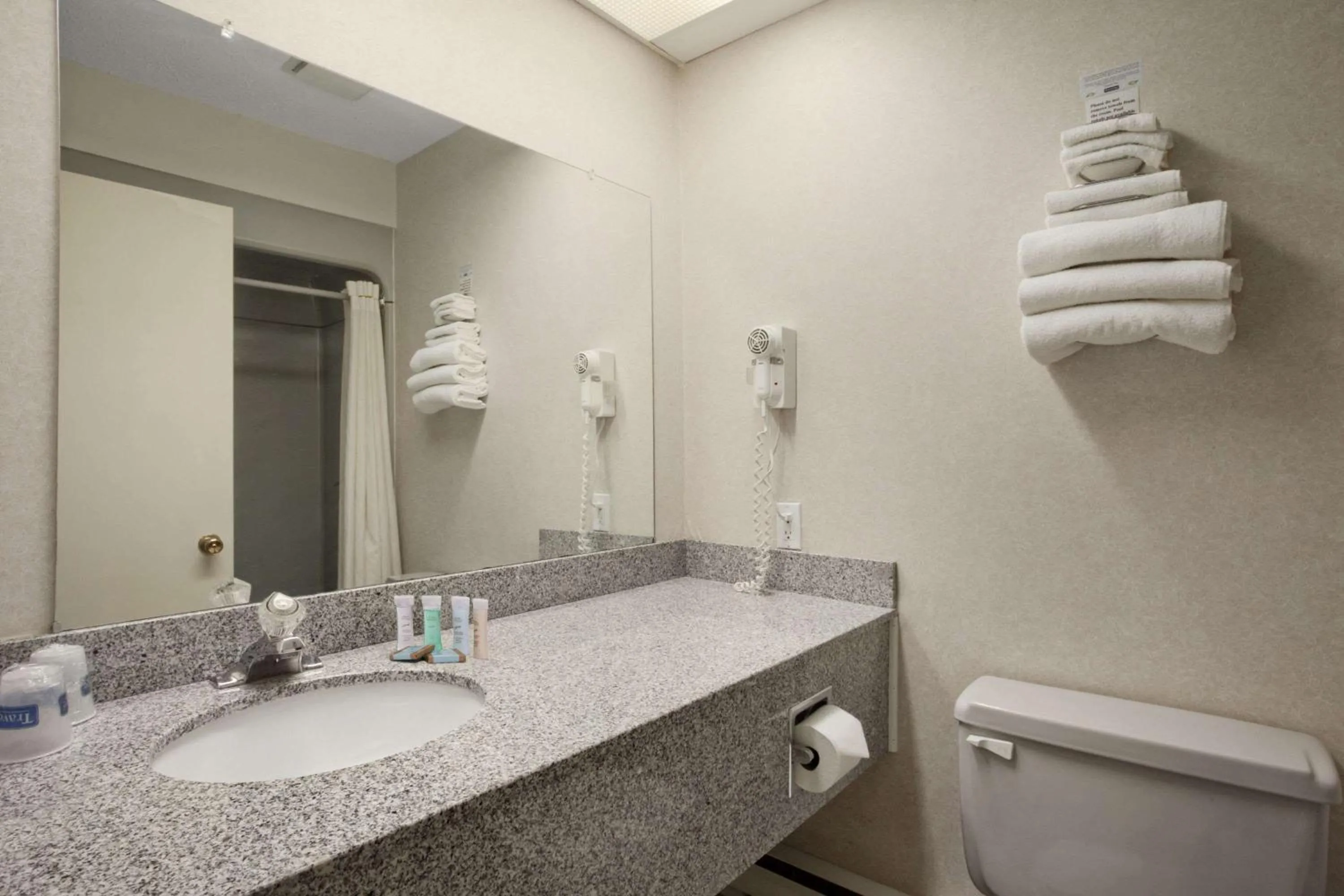 Photo of the whole room in Travelodge by Wyndham Bracebridge