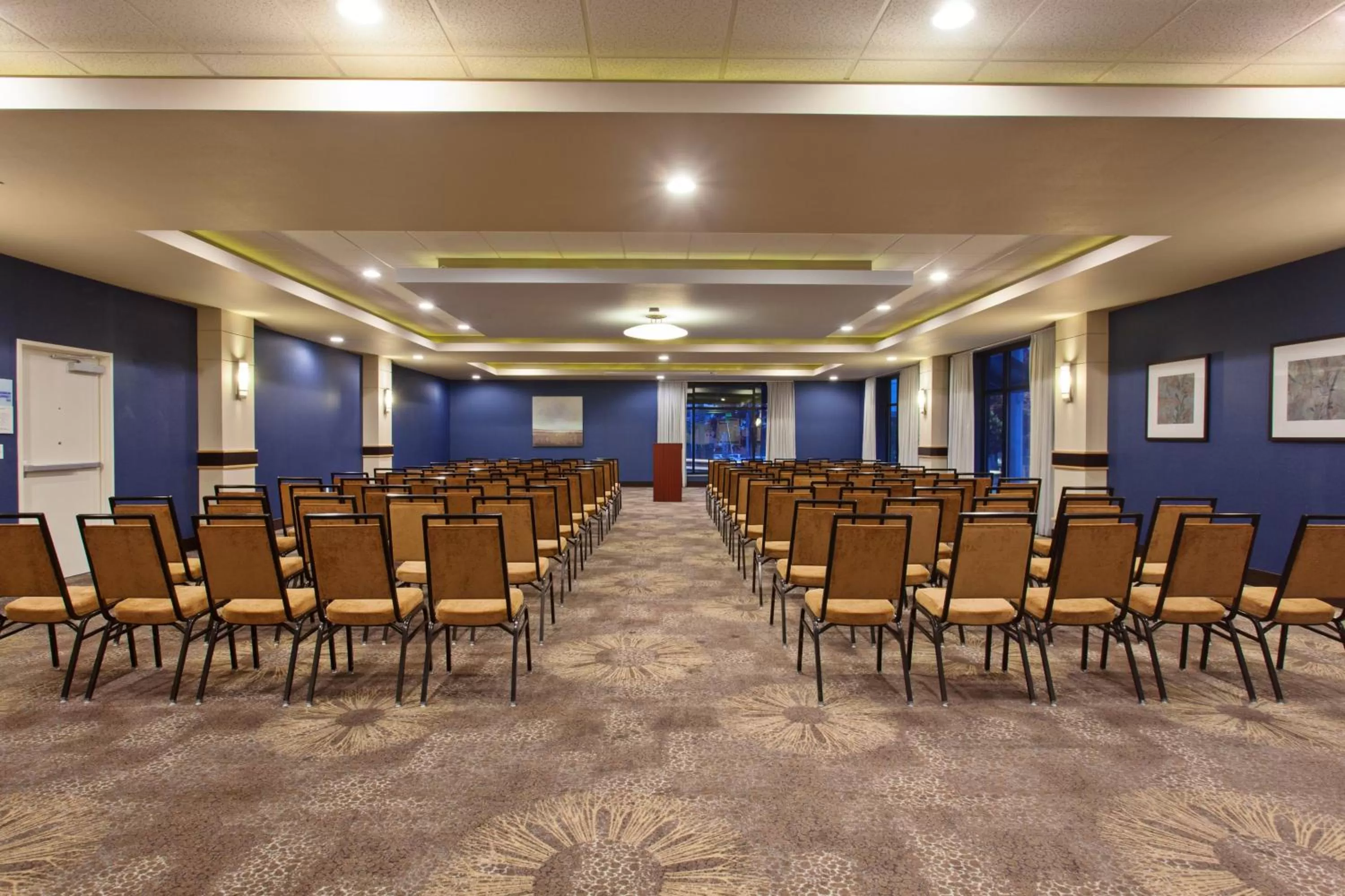 Meeting/conference room in Holiday Inn Express & Suites Tacoma Downtown, an IHG Hotel