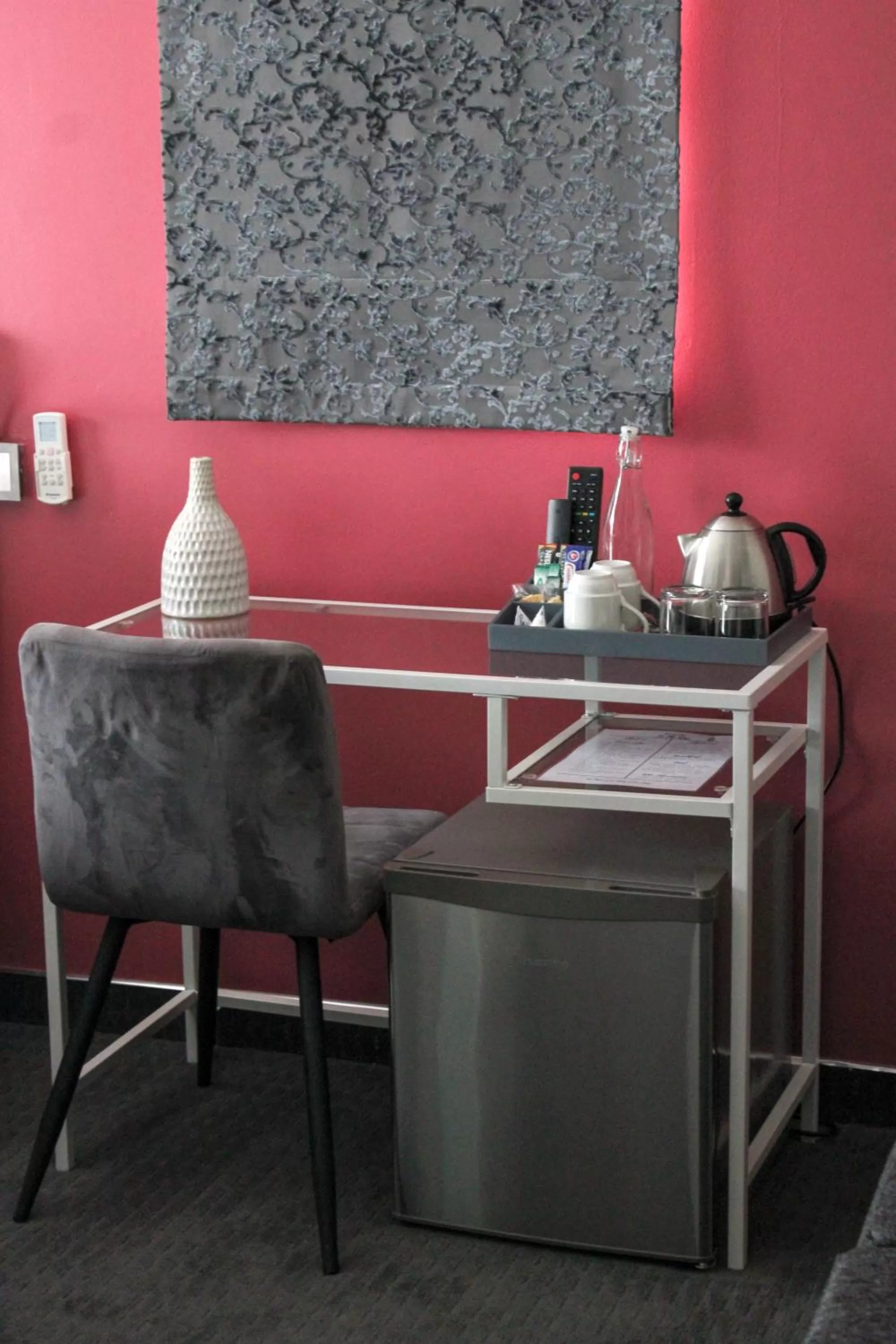 Coffee/tea facilities, Seating Area in The Raz