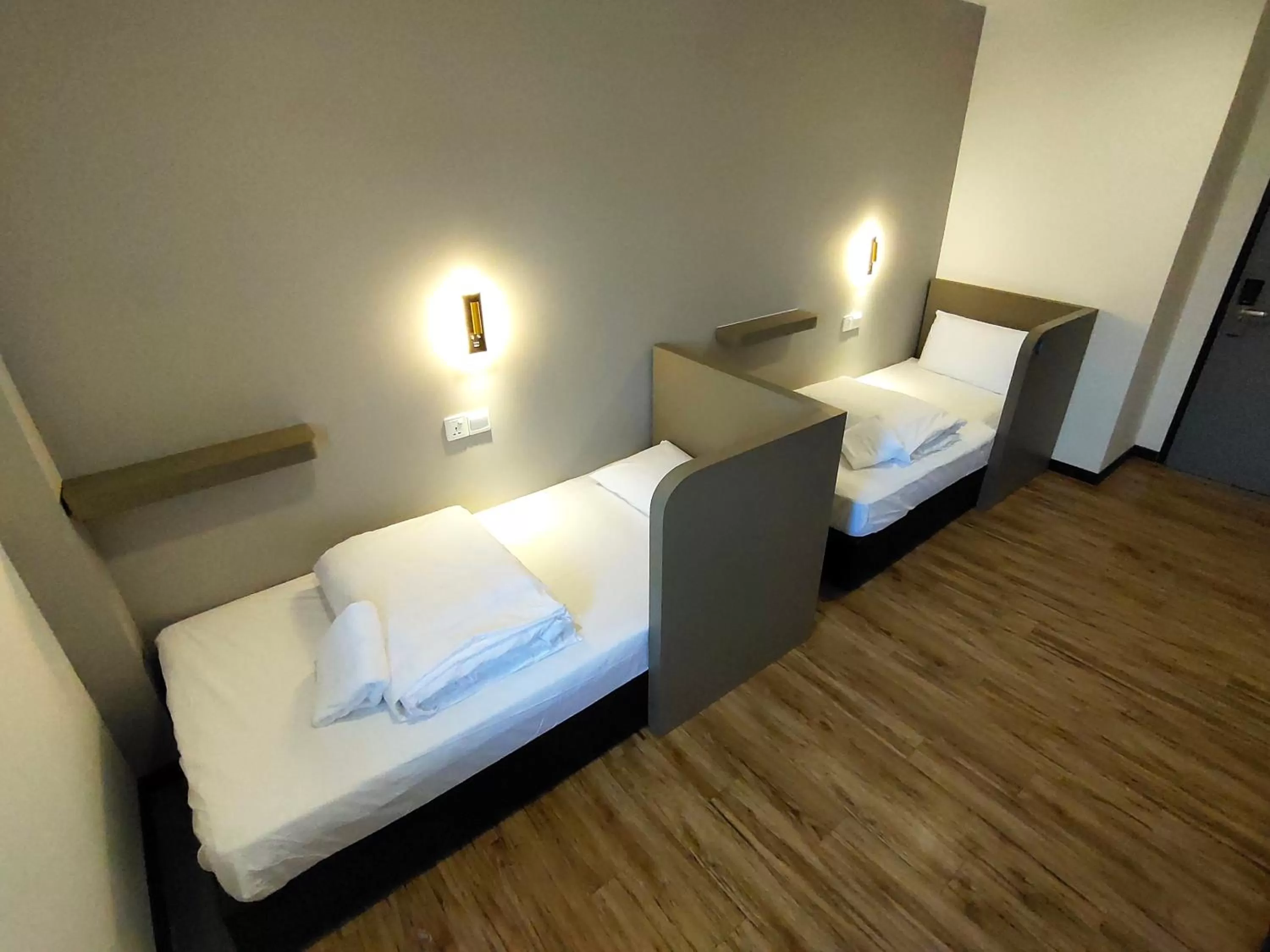 Twin Room with Shared Bathroom in 3-Plus Hotel