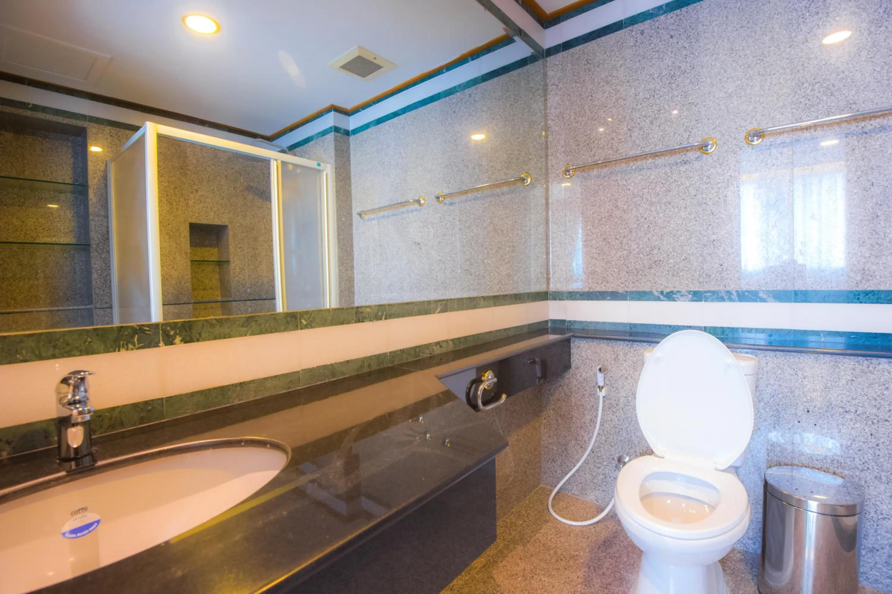 Toilet in Glur Central Pratunam