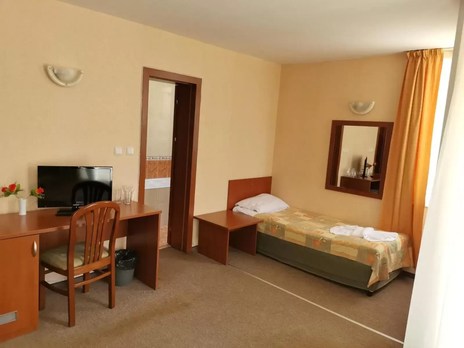 Triple Room with Balcony in Hotel Elit Triple Room with Balcony in Hotel Elit