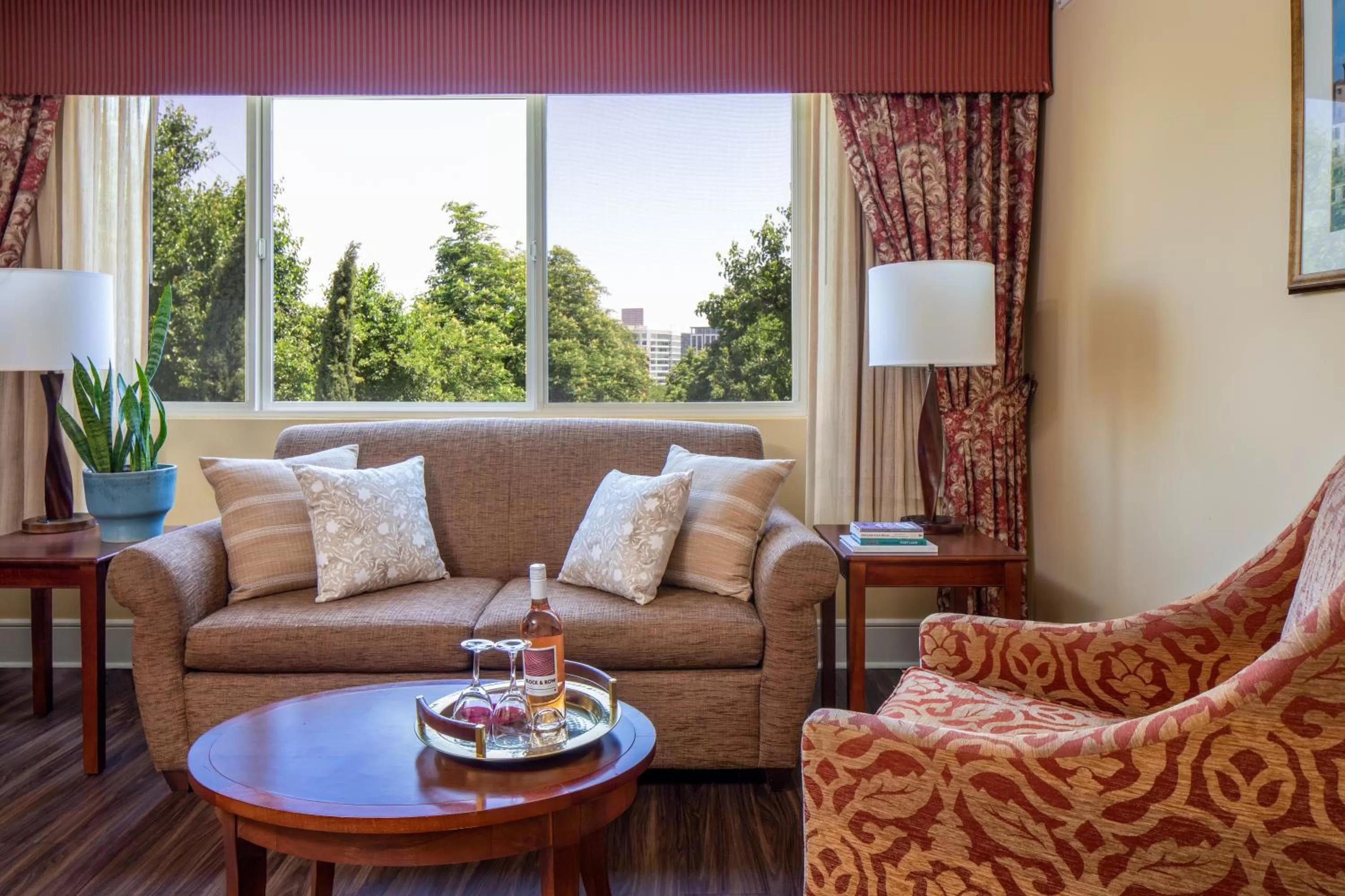 Living room in Park Lane Suites & Inn