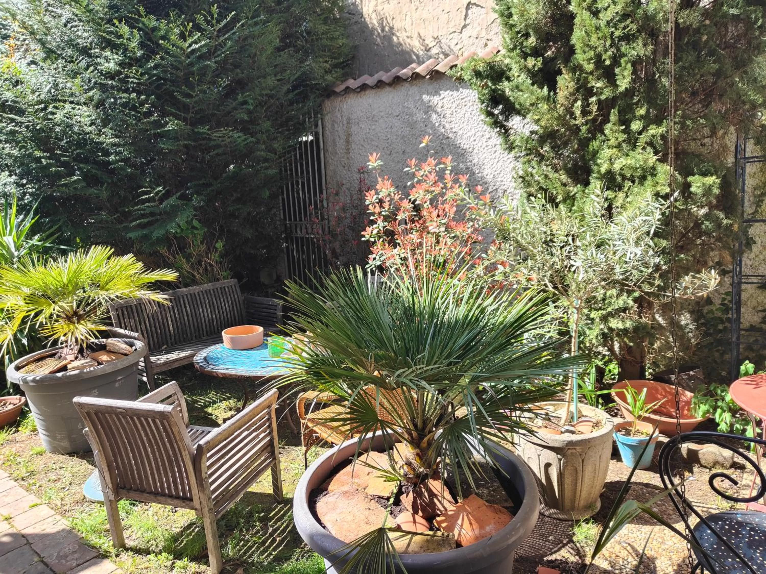 Patio, Restaurant/Places to Eat in Le Chat Botté Chambres et Table d'hôte sur réservation