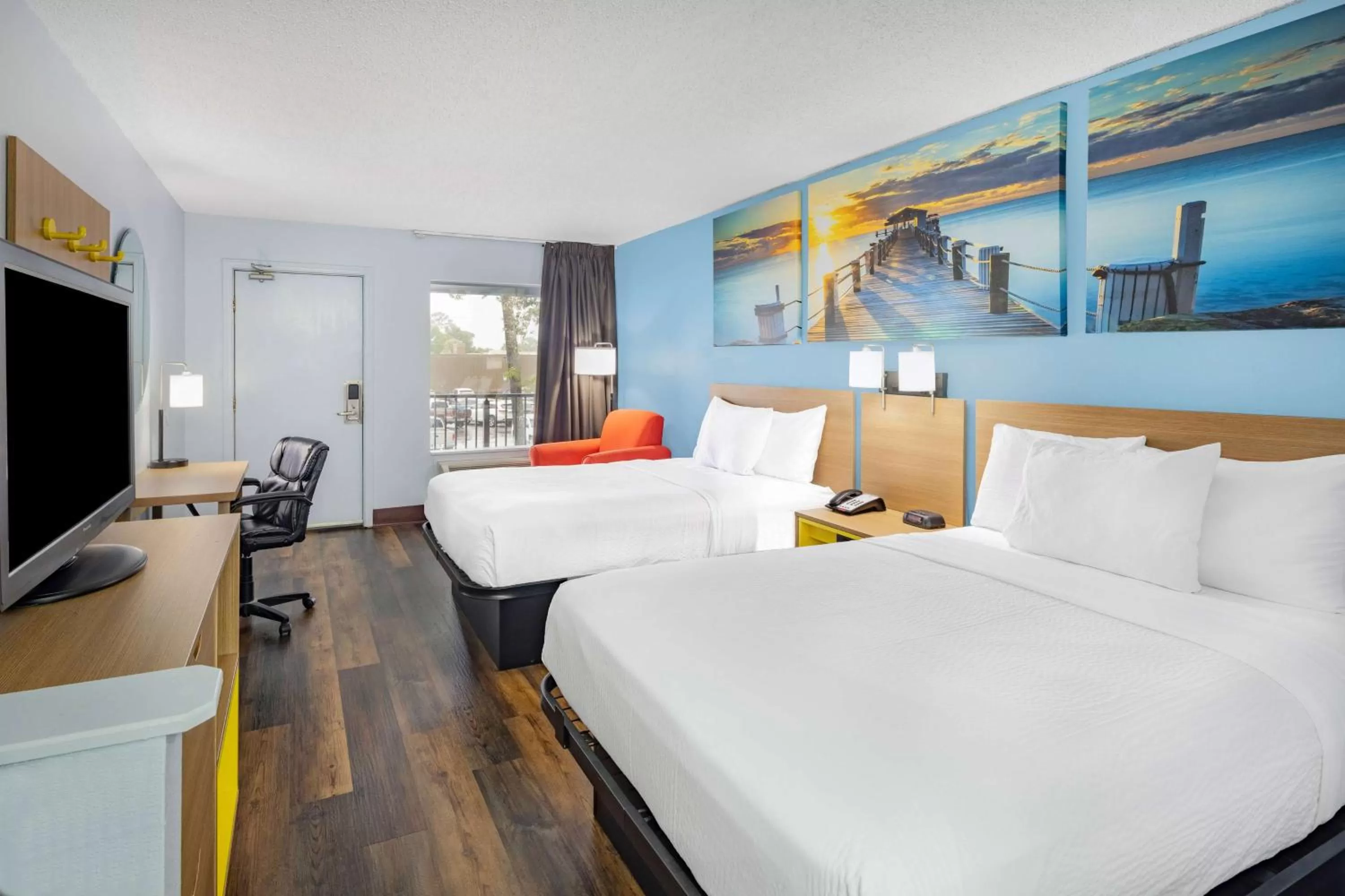 Photo of the whole room, Bed in Days Inn by Wyndham Pensacola I-10