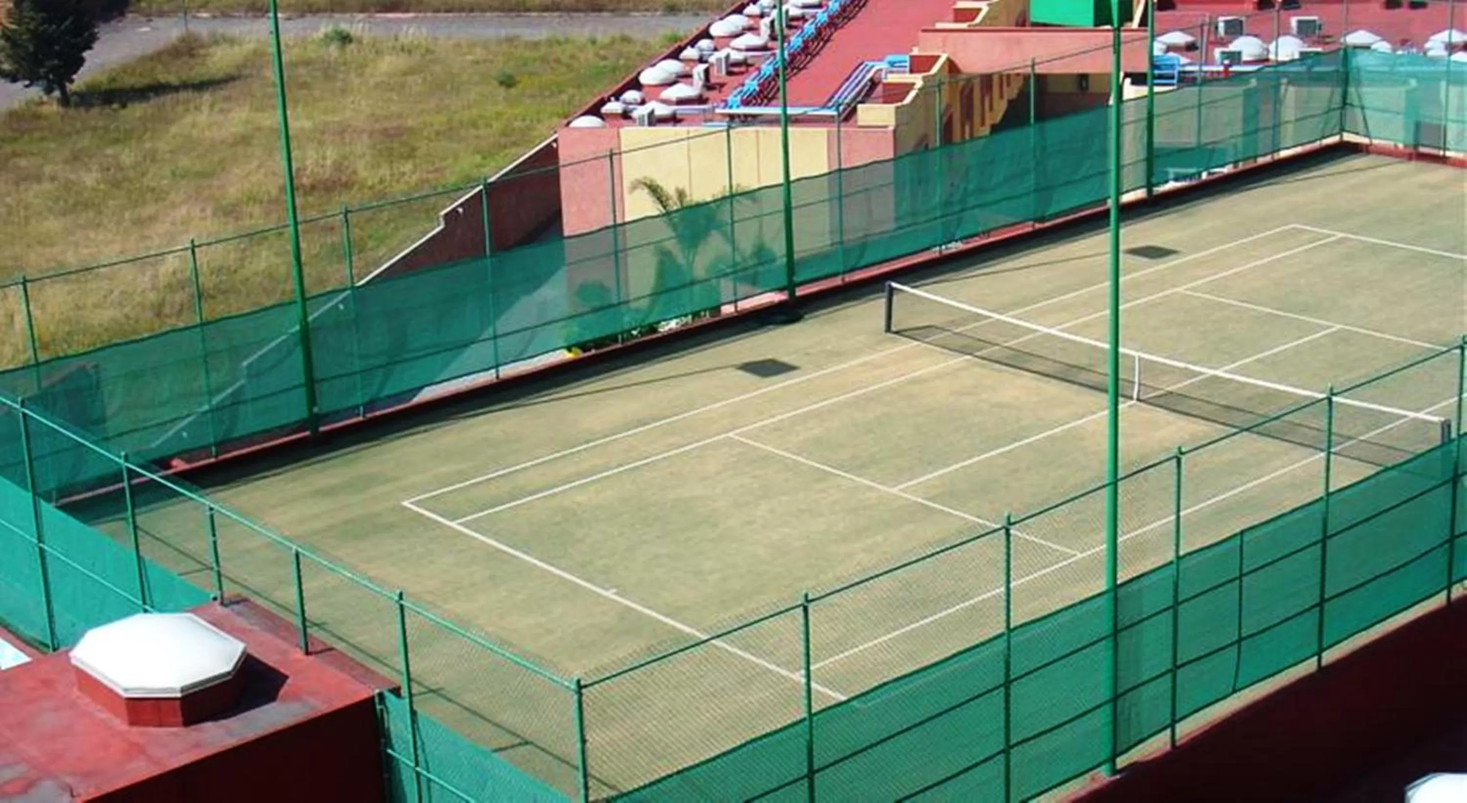Tennis court in Suites Inn la Muralla Hotel & Spa