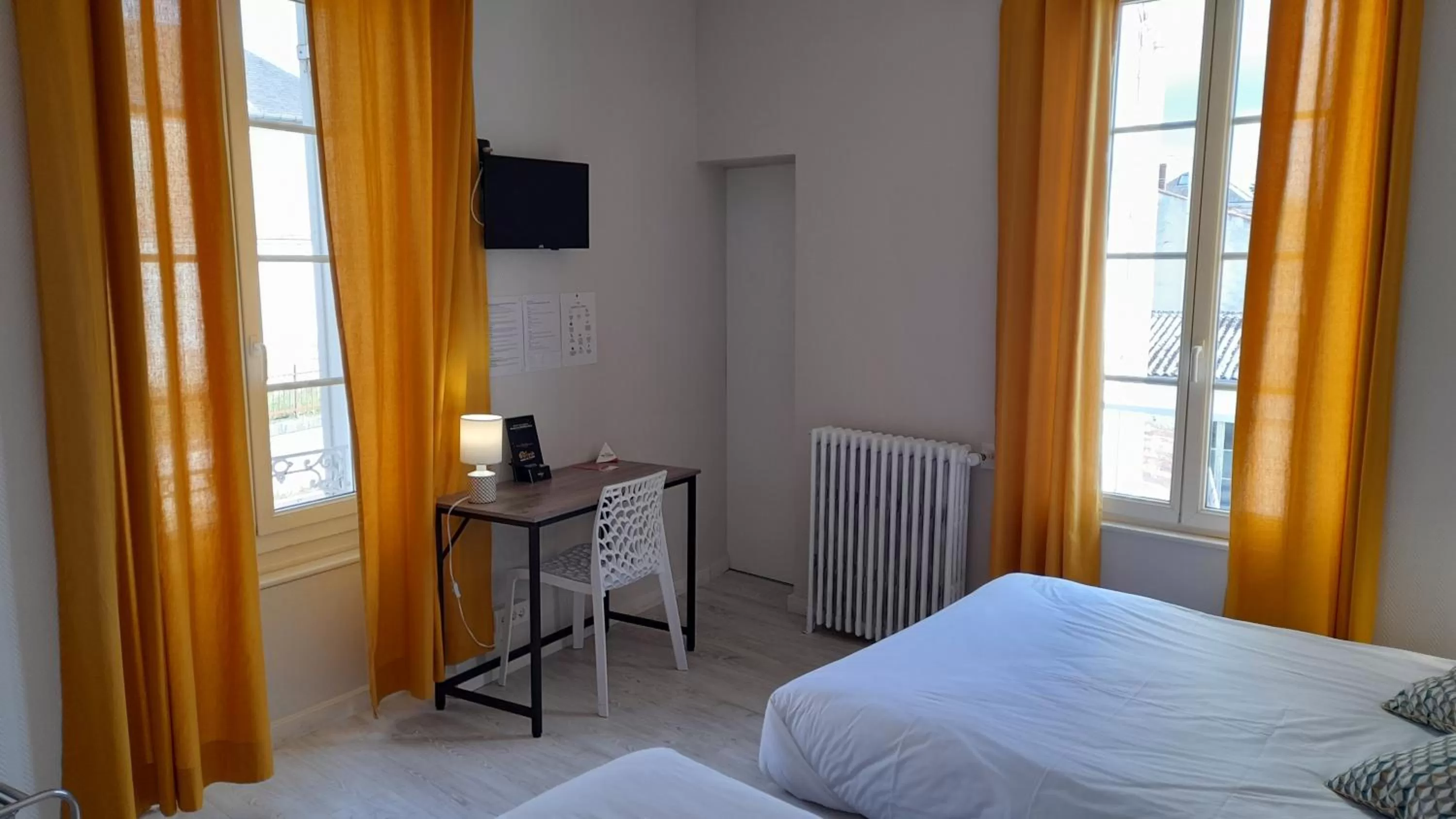 Bed in Hotel de France