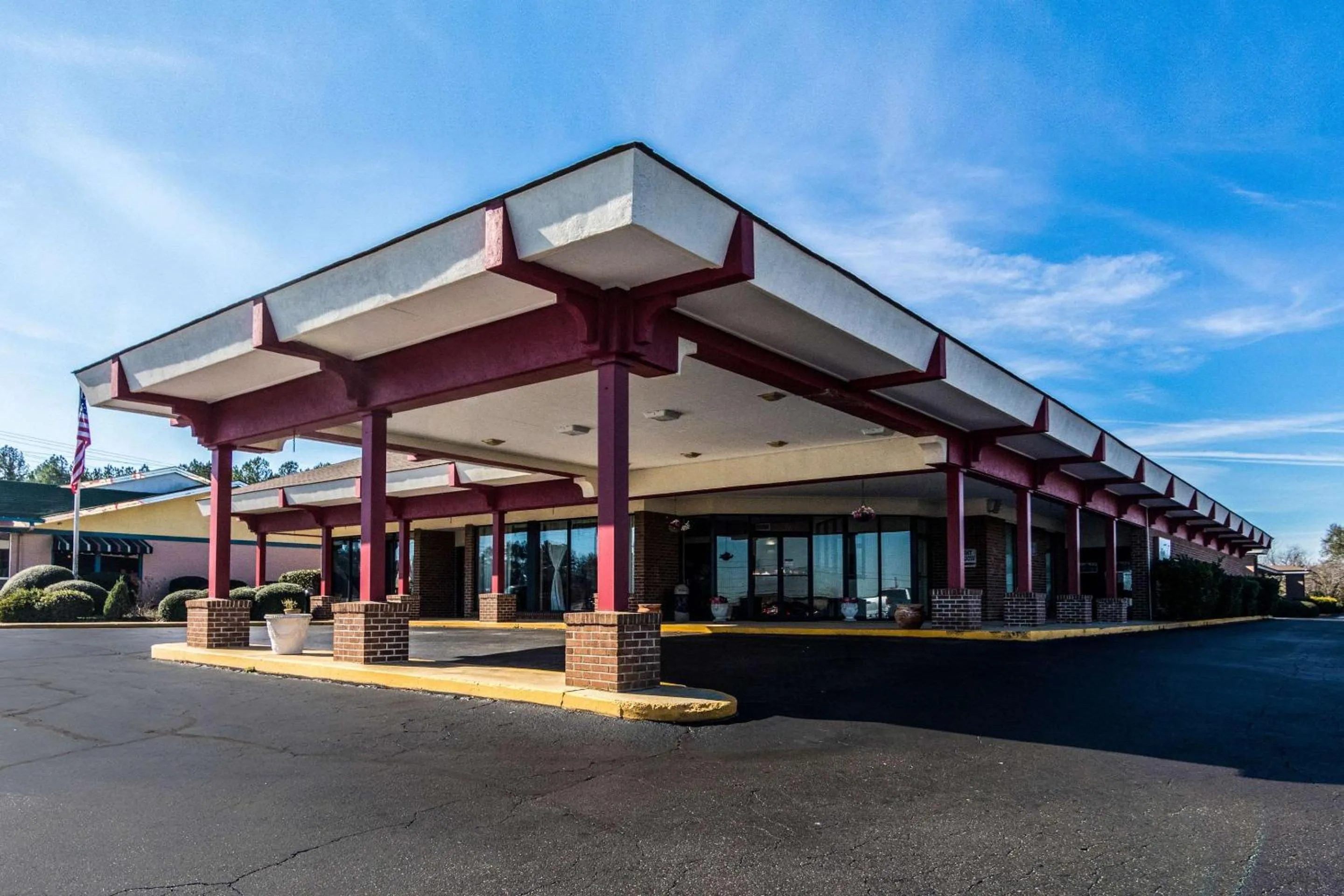 Property building in Econo Lodge Inn & Suites Conference Center Dublin