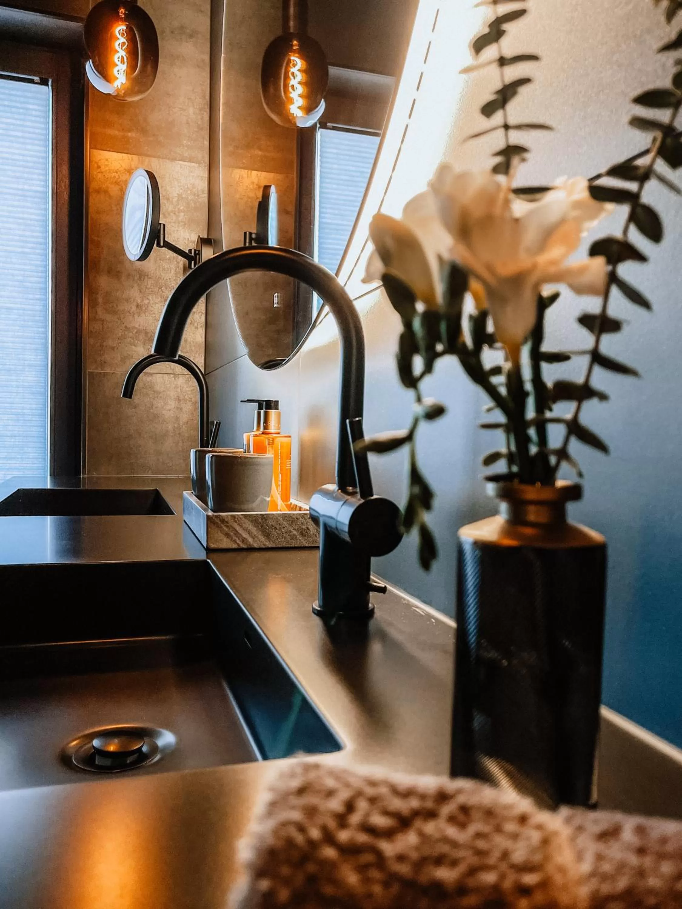 Bathroom, Kitchen/Kitchenette in Hotel Atlantic