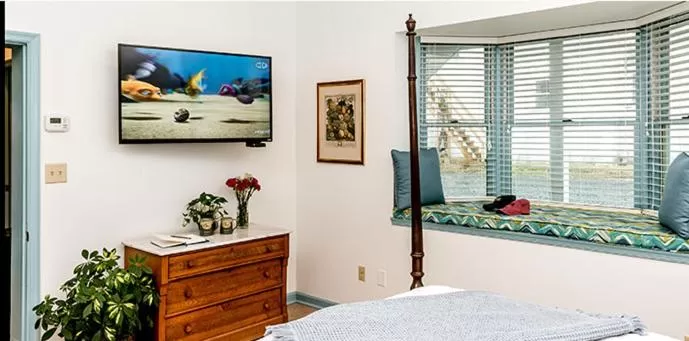 Bedroom, TV/Entertainment Center in Inn at Osprey Point