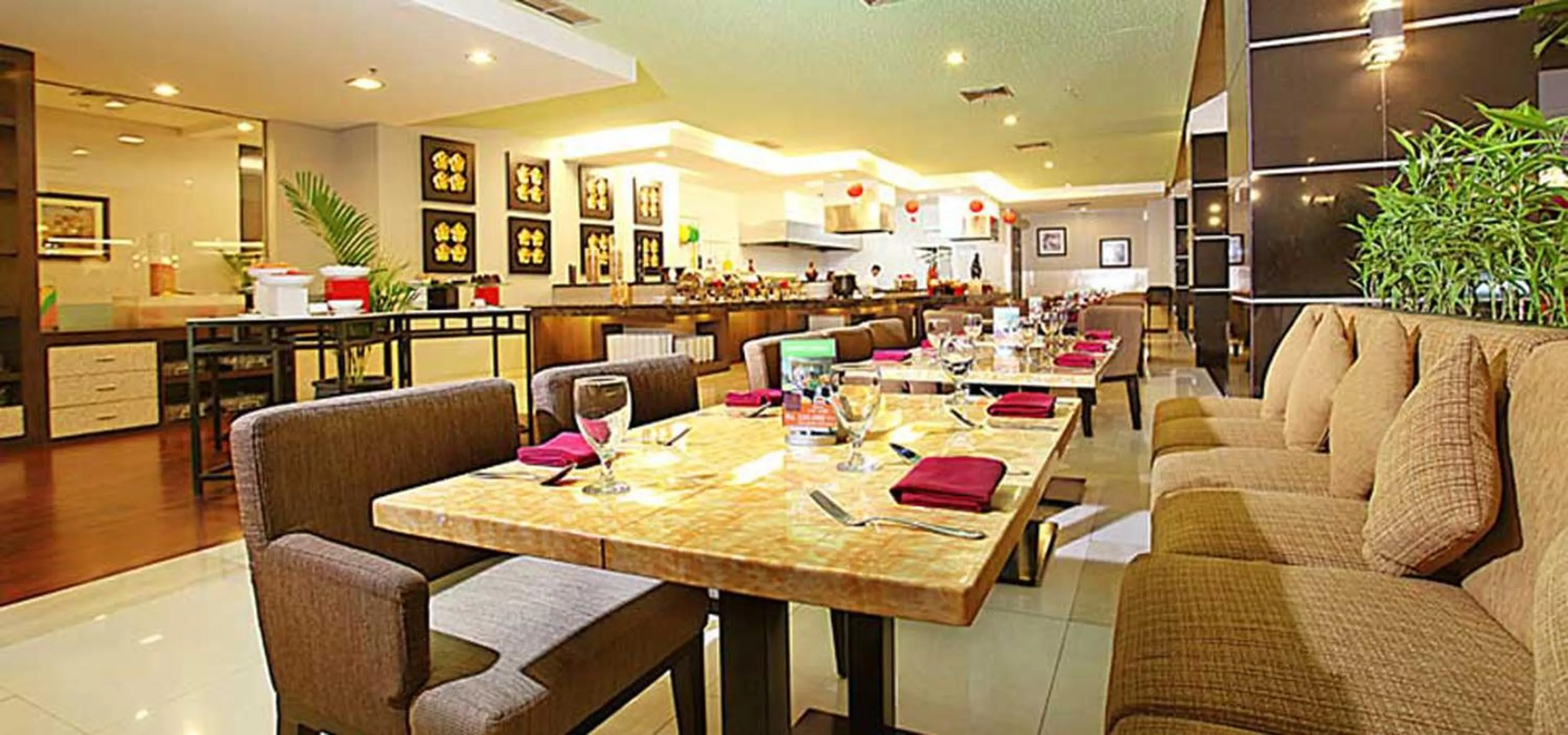 Restaurant/places to eat in Golden Flower by KAGUM Hotels