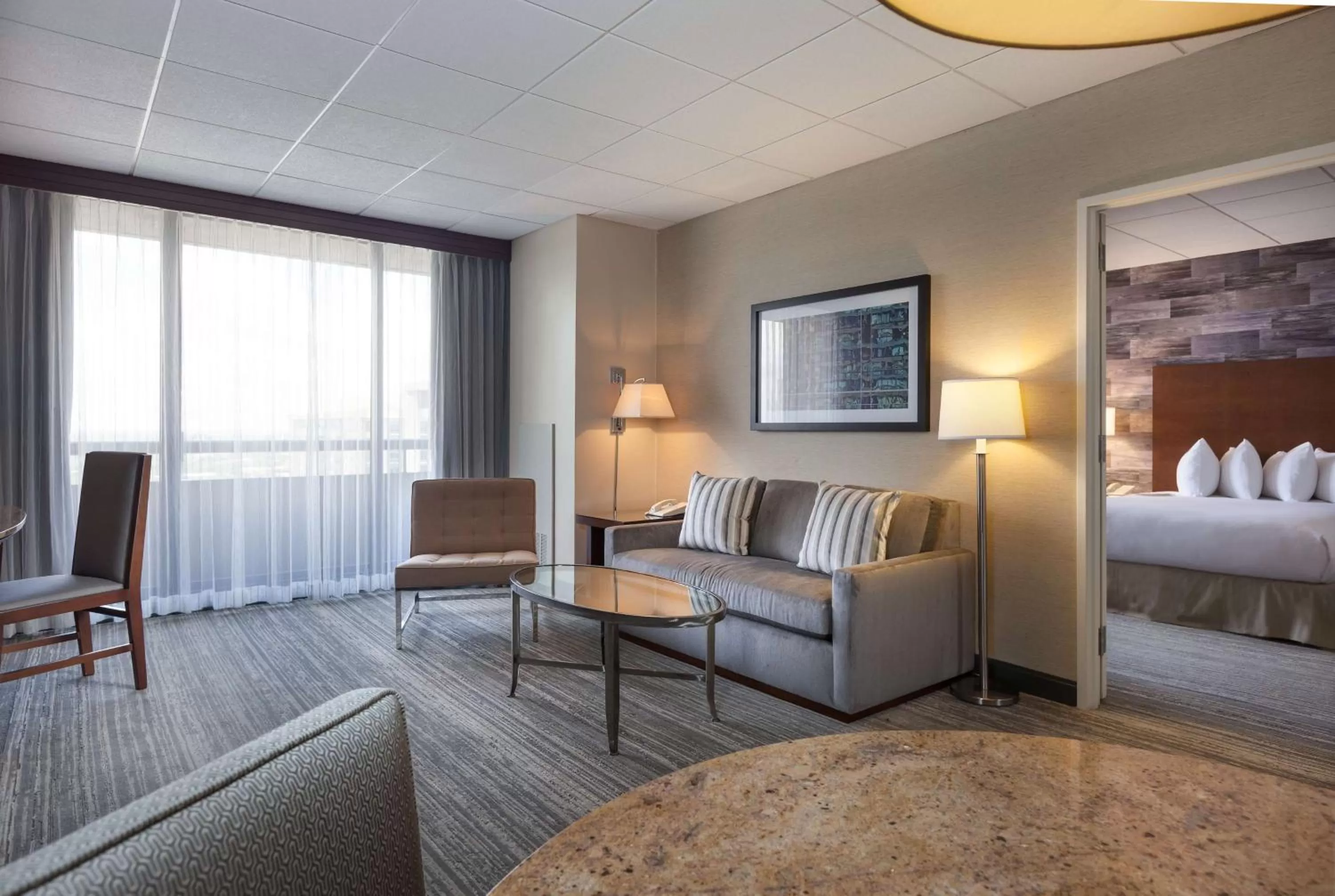 Living room, Bed in DoubleTree by Hilton Hotel & Suites Houston by the Galleria