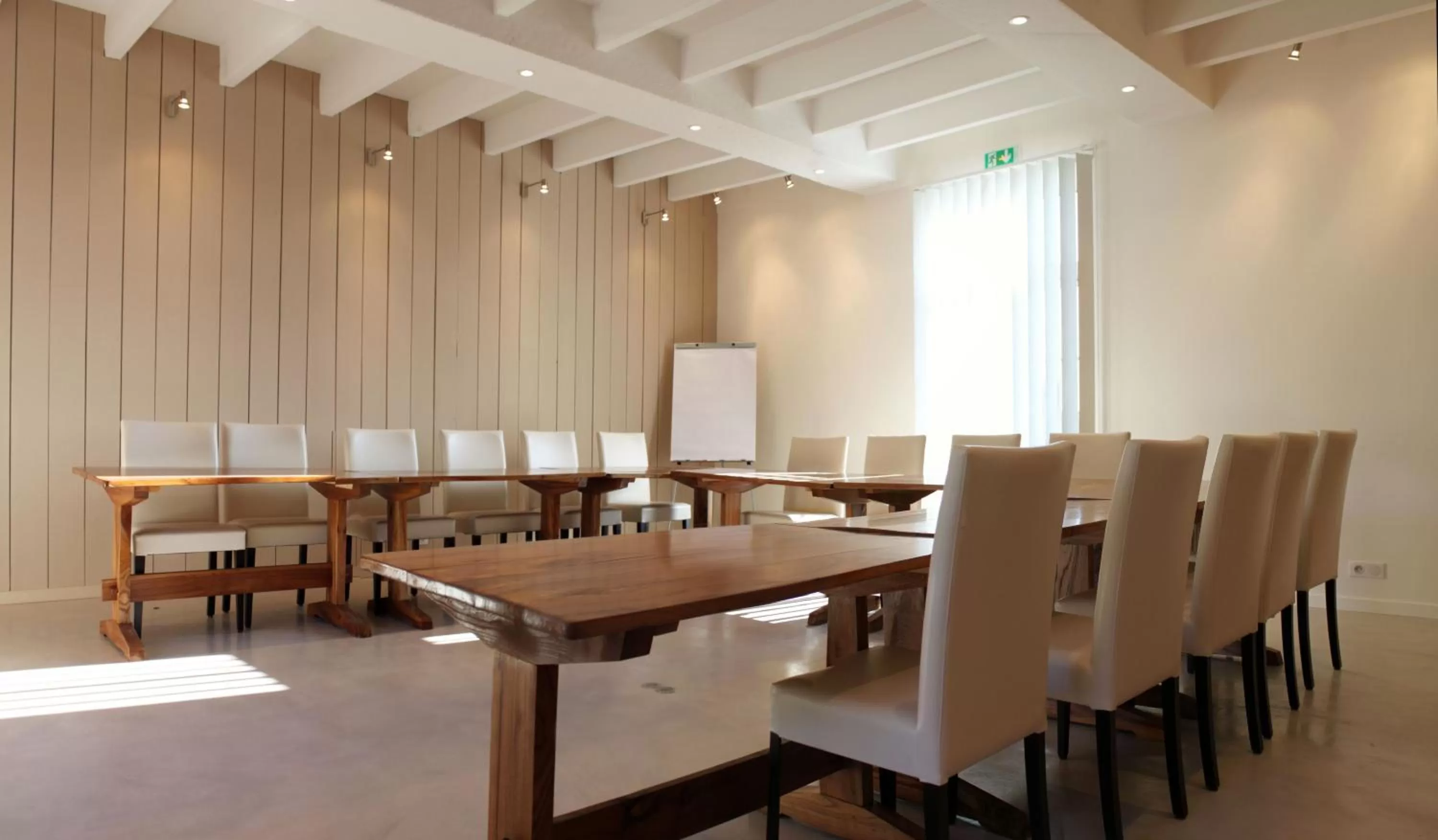 Business facilities in Clos de la Court d'Aron